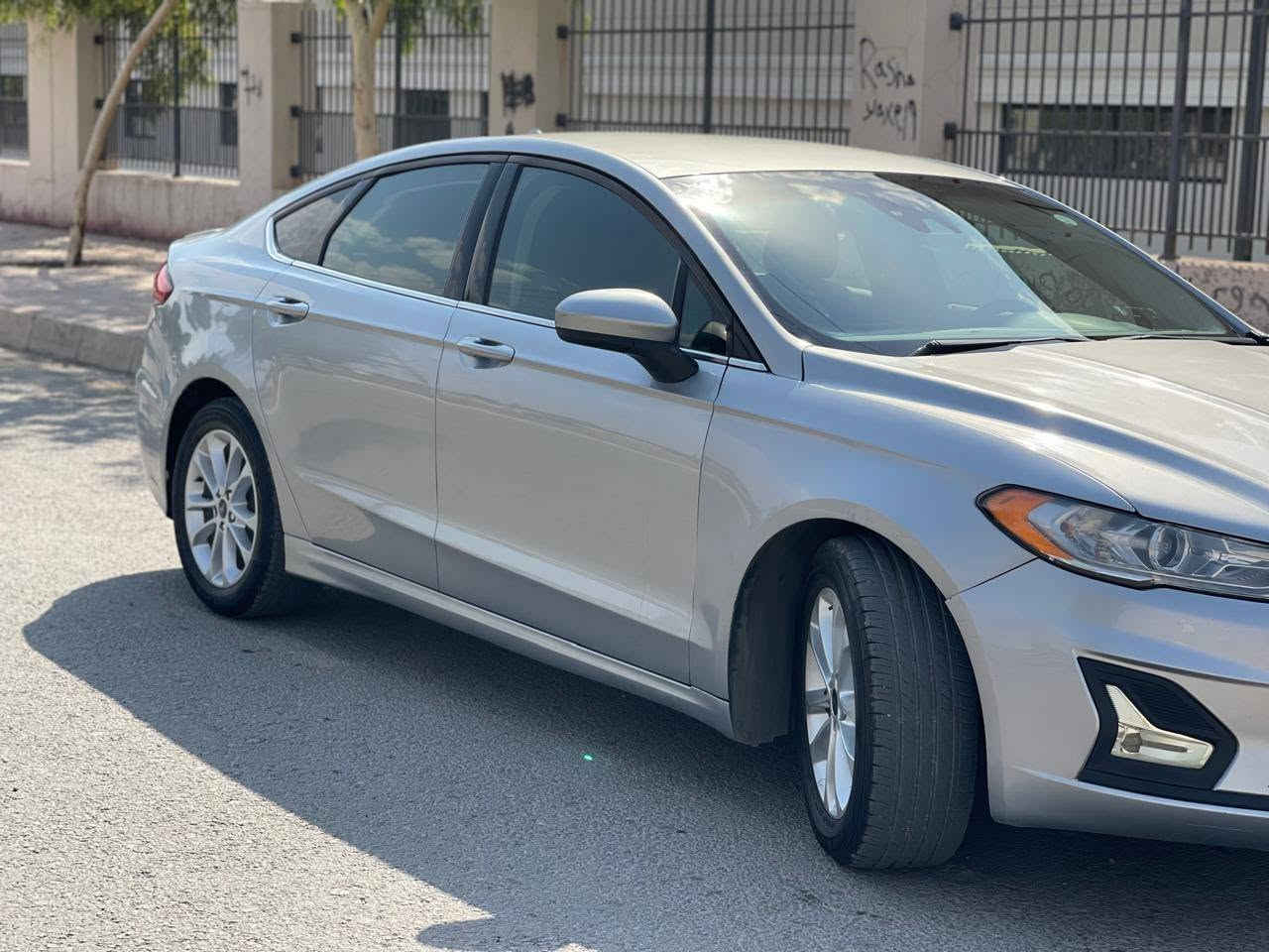 Ford Fusion SE 
مواصەفات SE 
٣ شاشەو شاشە گەورە 
بەسمە 
گیر ماوس 
تحدید سرعە 
خەتی جادە 
ئاوێنە رادار 
Auto hold 
مەکینو ١٤ توربۆ 
تحویل غرامە بە شەرت ٥٠٠ هەزاری لەسەرە لە پاش معامەلە وەردەگریەوە 
سەنەوی ٢٠٢٧ 
دوو پارچە بۆیاغ بێ ژۆرێ ئێرباگ سوکان 
بۆ پەیوەندی 
*********** أربيل, العراق
