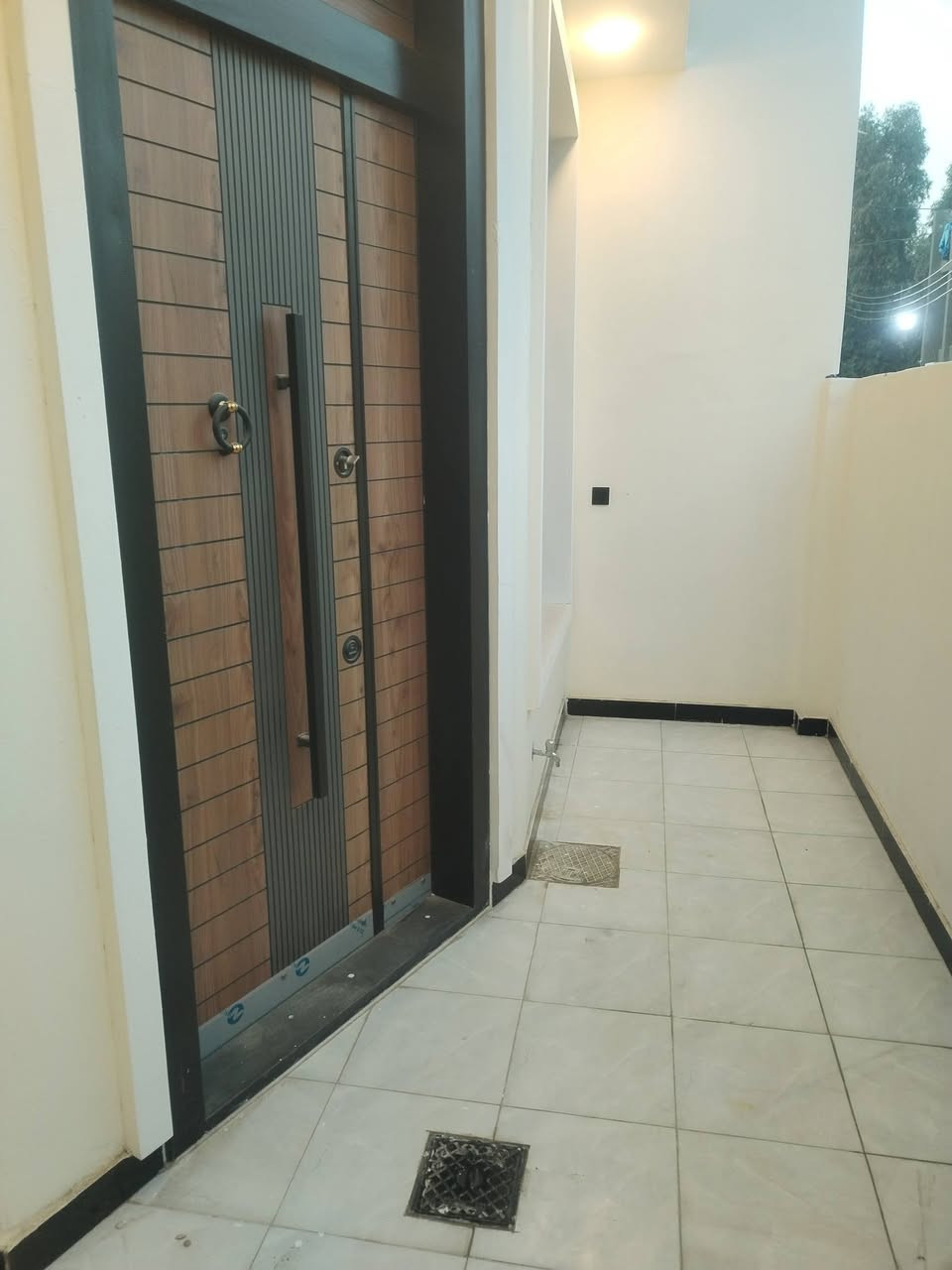 #لدينا_دار_للبيع مساحه 100 متر واجهه 6 وربع ونزال 16 طابو زراعي سند 25 قرار محكمه البيت يحتوي على3 غرف نوم وصاله وستقبال ومطبخ  العنوان بغداد الدورة مدخل البوعيثه مجمع الحليم 
هاتف ***********
***********
