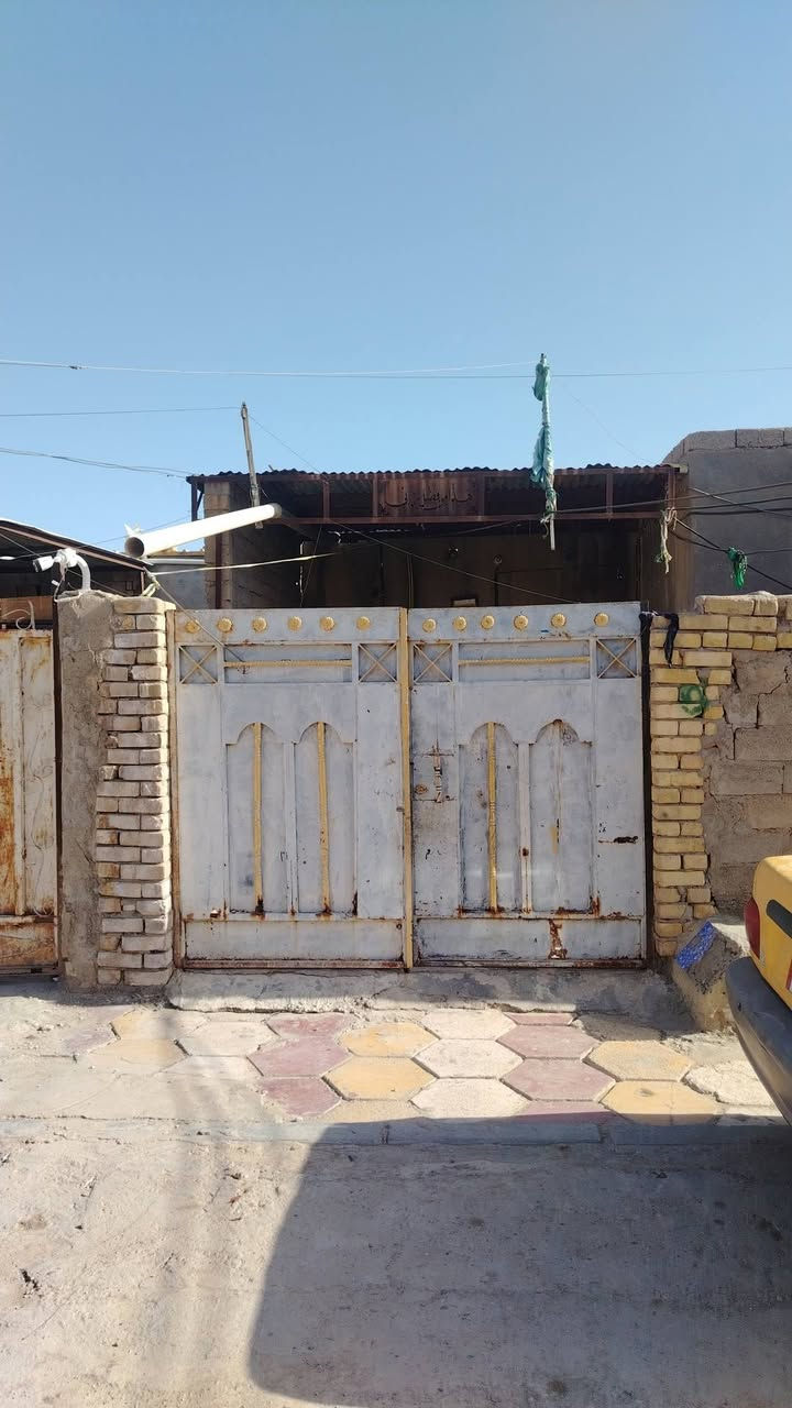 سلام عليكم اخوان عندي بيت حواسم مساحه 180 متر بيه غرفه زغيره وغرفه جبيره وصاله ومطبخ وديوانيه بيت بناء نضيف عكاده وماء وكهرباء جديد عنوان ابو رمانه خلف ثيله باريس ه ***********
