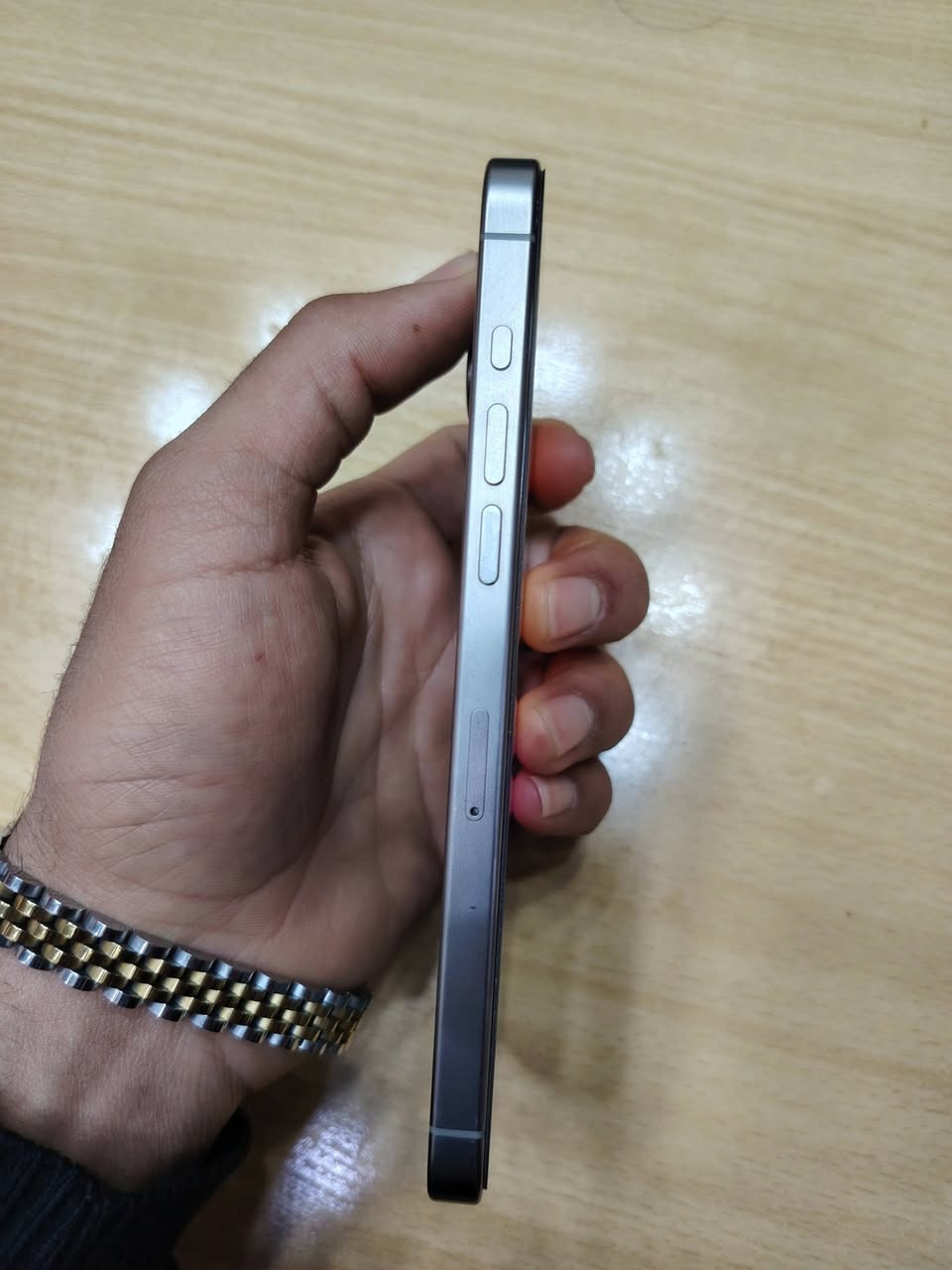 ايفون 15 برو ماكس لون التيتانيوم ماستر شرق اوسط 
نظافه 100/100
بطاريه 85/٪
ذاكره 256
السعر مليون و75
***********
