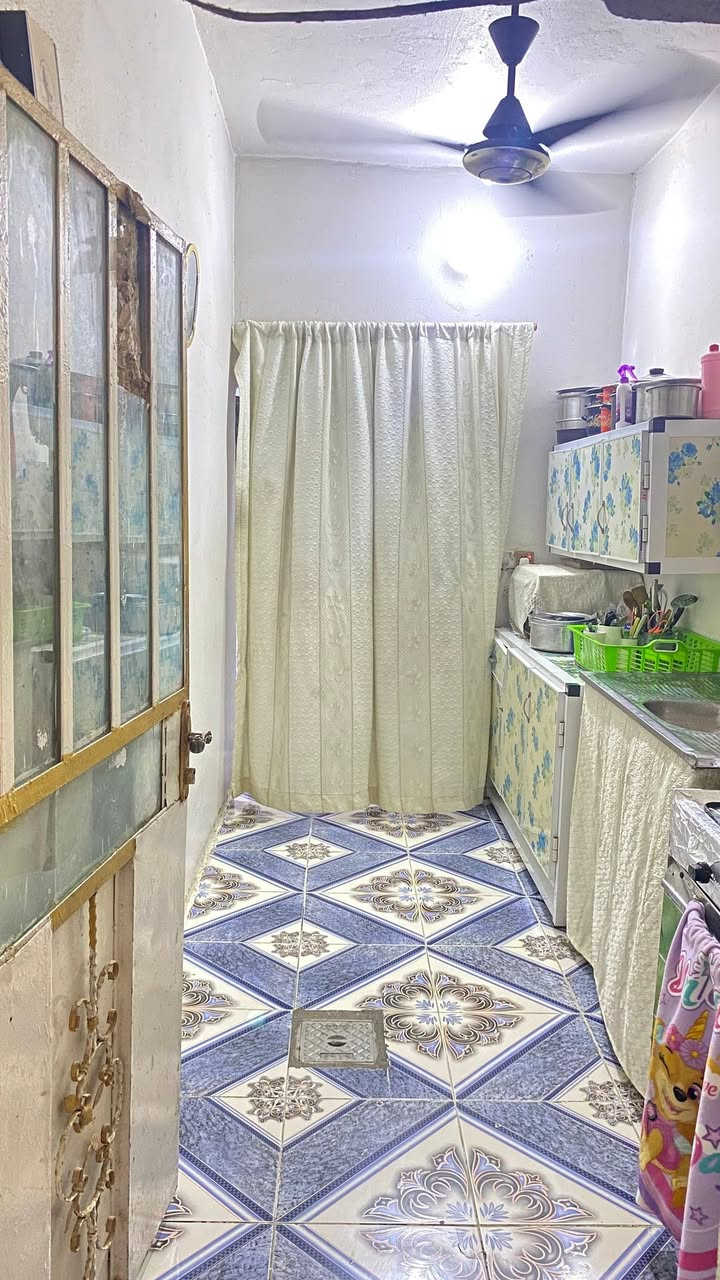 بيت للبيع طابو صرف المساحة ١٥٠م واجهة ٦م ونزال ٢٥م يحتوي على استقبال ، صالة ، مطبخ ، حمامين ، غرفتين نوم (الغرفة الثانية سقف ثانوي).
الموقع : الغالبية-سيف سعد-شارع المصطفى
السعر : ٤٨ وبيه مجال بسيط
للإستفسار أكثر : ***********
