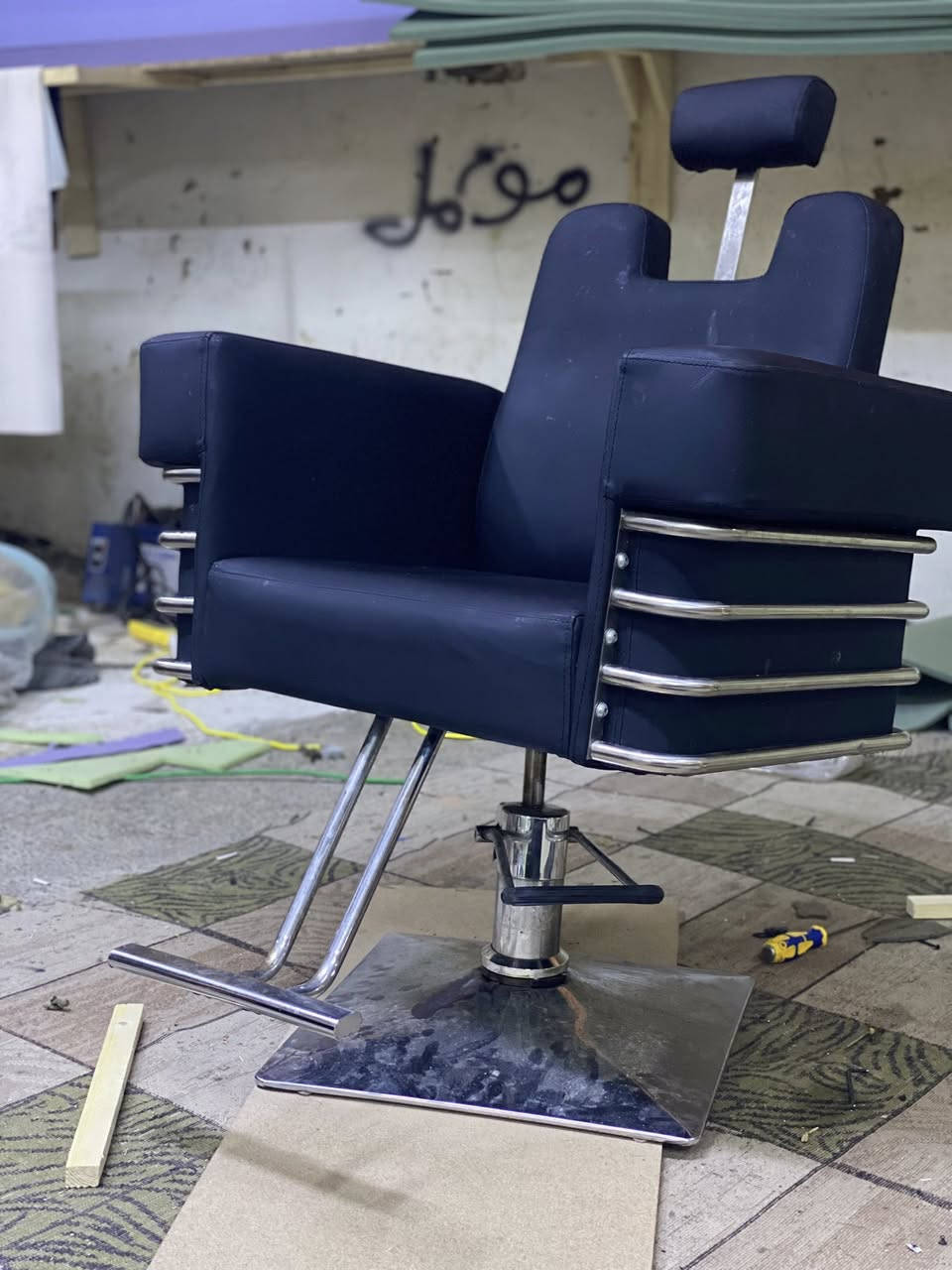 كرسي حلاقة للبيع العنوان السعدون شارع زعيم مجاور صالون روبي ***********
