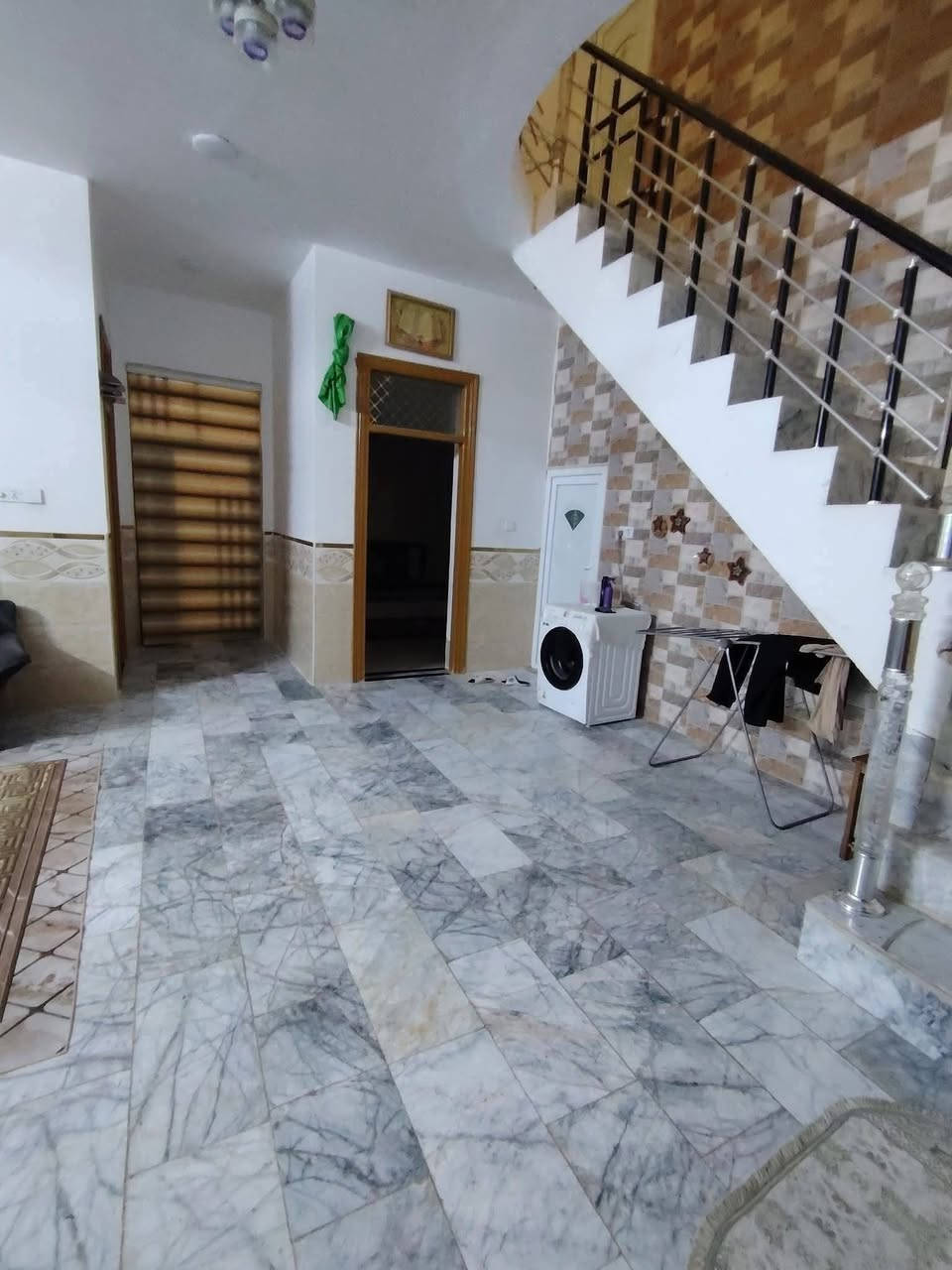 دار ٢٠٠ متر حي ميسان منطقه ٧٣ شارع ١٢ طابقين فوق الدرجه الاولى
مكان مميز جدآ

يحتوي على غرف عدد ٤ صالات عدد ٣ صحيات عدد ٤ واستقبال ومطبخ حار وبارد كما موضح بالصور

للاستفسار الاتصال ع رقم ***********
