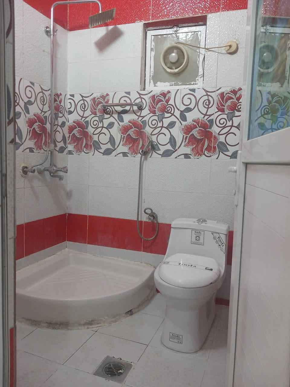 للبيع فقط بيت ركن مساحه ١٣٣ متر وجه ١٢ متر طابقين بناء مسلح طابو صرف بسم واحد فقط يتكون من كراج مدخلين صاله ومطبخ وحولي وخدمات وغرفة نوم وترك وطابق ثاني غرفتين نوم وبيتونه وسطح ناصي وسطح عالي نضيف وحلو وجاهز للسكن مكانه حي مواصلات الثانيه قرب المستوصف وقرب شارع العام سعر ٢٤٥ بي مجال انشالله للاستفسار اتصل مكتب دارك للعقار واتساب ***********
