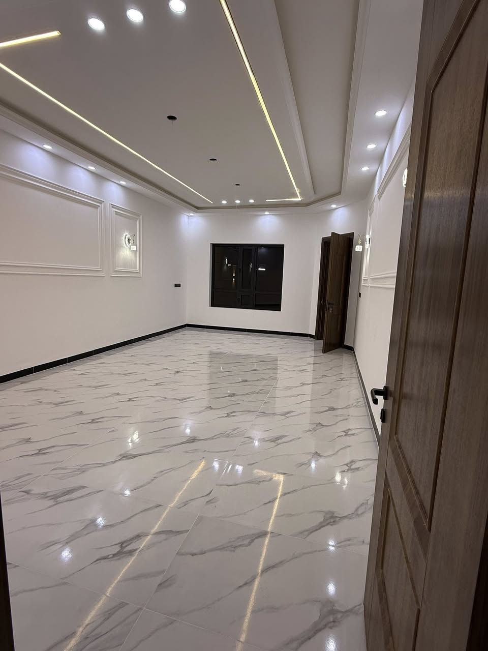 للبيع دار زيرو 300م موقع بدايه حي الجامعه صدر طير
5 غرف نوم وحده سويت+صاله+استقبال
مطبخ  +3حمامات+ حديقه
 كراج سحب مغربي+ حجر اخضر شغل كله فول
السعر 315 وبي مجال للاستفسار اكثر ***********
