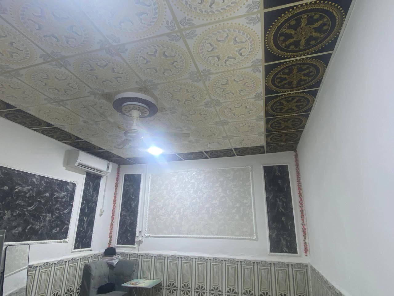 بيت للبيع في ابي صخير الصدرين 
التفاصيل 👇👇
المساحة 280 
 ديوان كبير + اربعة غرف + صالة كبيرة + مطبخ حار وبارد + صحيات داخلية وخارجية + گراج سيارة 
التفاصيل والسعر الاتصال على الرقم
***********
