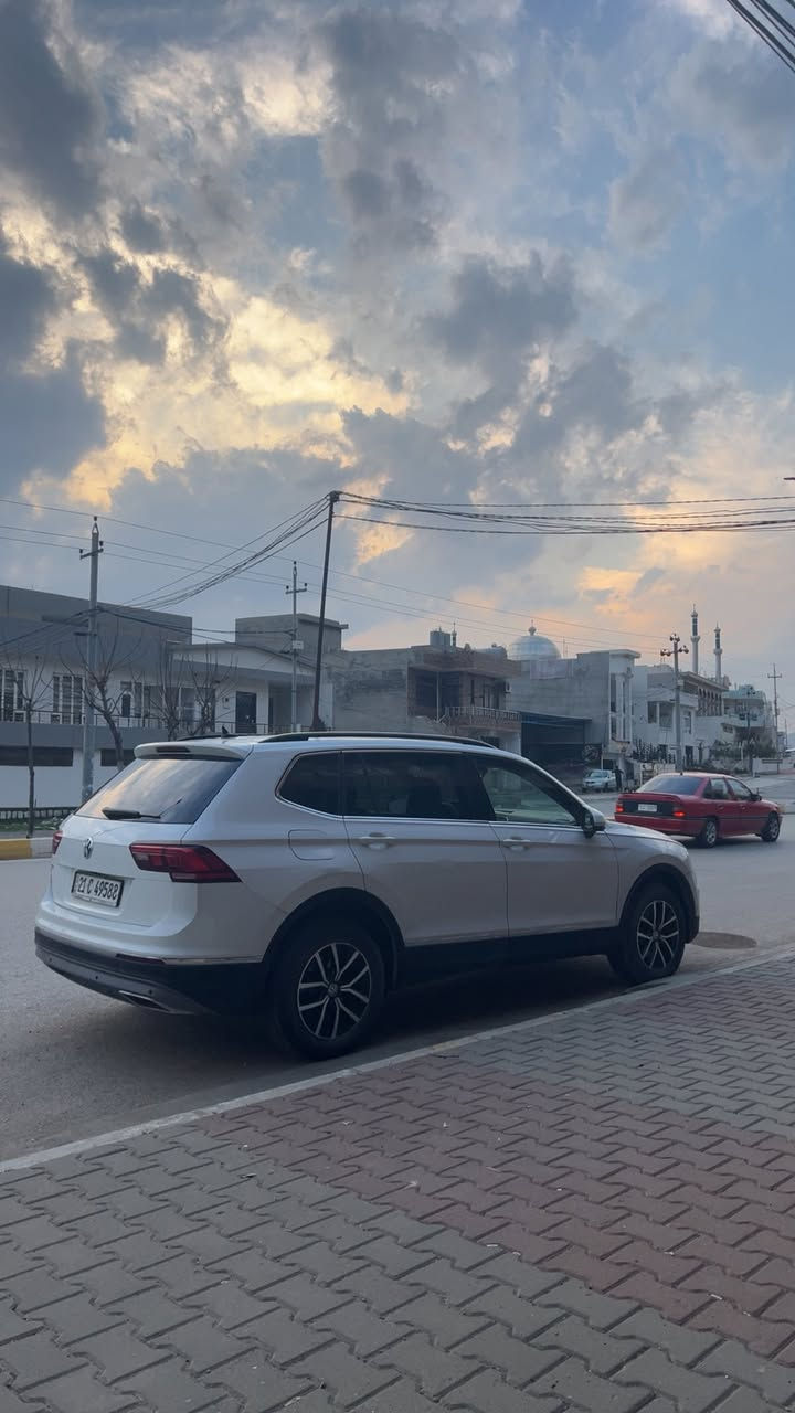 Volkswagen 
(تیگوان se ٢٠٢١) (tiguan se 2021)

سەیارەکە زۆۆر پاکو بێ کێشەیە فول مواسەفاتە پانۆرامایە
هەموو شتێکی سەیارەکە تازەیە ماڵی دۆستە، ٣ ڕیز کوشنە
تەنها ٤ پەنجە بۆیاخی هەیە بێ ئێرباگ سەیارەکە ڕوبەڕو زۆر جوانترە لە ڕەسم

٨٥٠٠٠ کیلۆمەتر رۆشتوە.

 بۆ فرۆشتن یان گۆڕینەوە سعر (١٨٩) و مەجالێکی کەم


**إذا كنت صاحب هذا الإعلان وتريد حذفه لأي سبب، رجاءا أرسل رسالة إلى الدعم الفني**