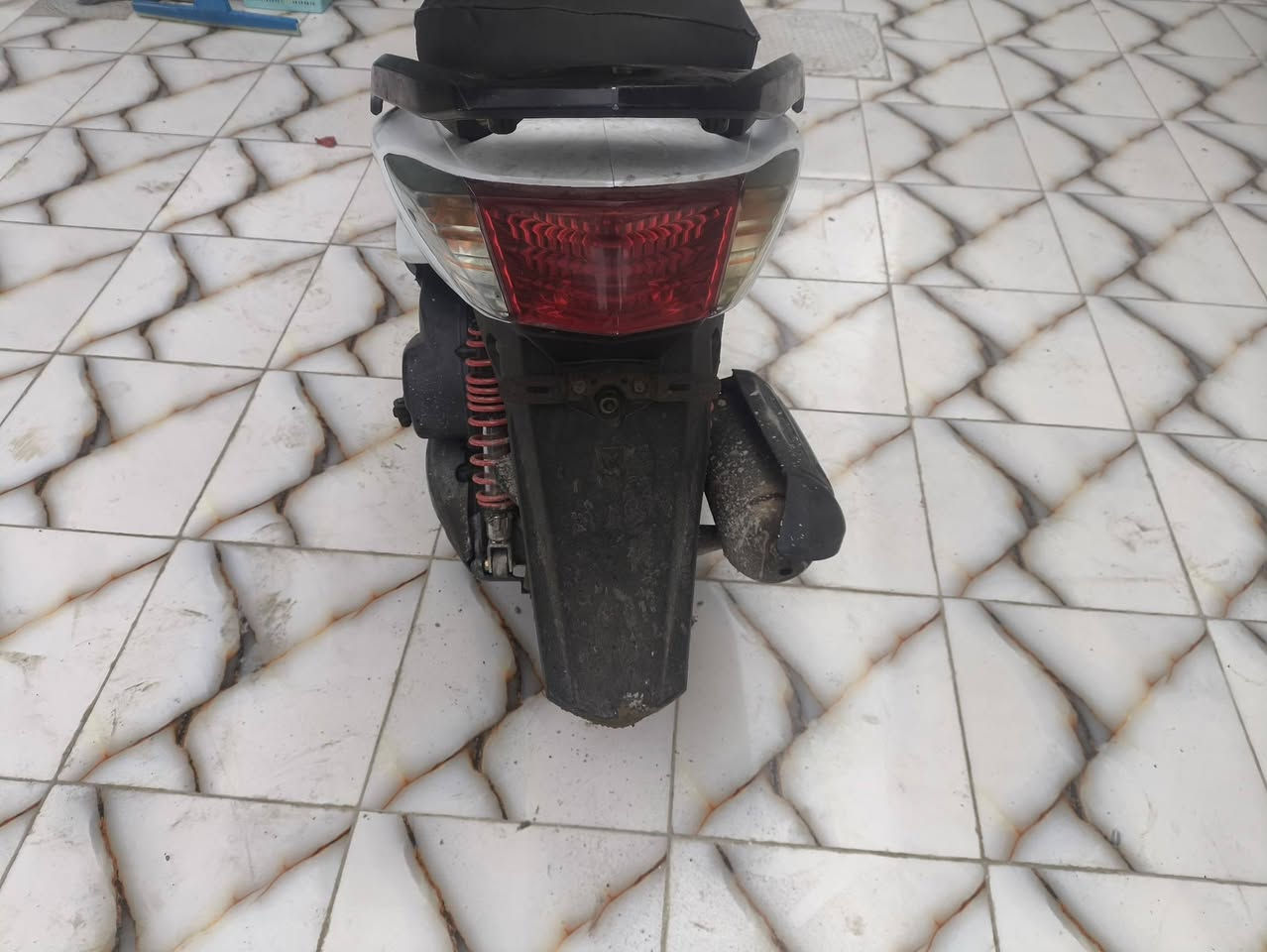 السلام عليكم سكنس فحل كابريتر  مكينة خرسة لاتنقيص لاتبخير لا نضوح نكرة بكل وقت بس بيها الكفر مكسور شوية  والكهرباءيات كلها شغلة وبيها نشرة تايرات جدد ويل عسلي ماشية 24 حقيقي وكفرها حيل نضيف محرك جديد حيل والجاملغ الخلفي شوية بي كسر موجودة القطعة مالتة باقي كلة شغال  السعر 950 وبيهة مجال مكاني بابل محاويل   رقمي ***********
