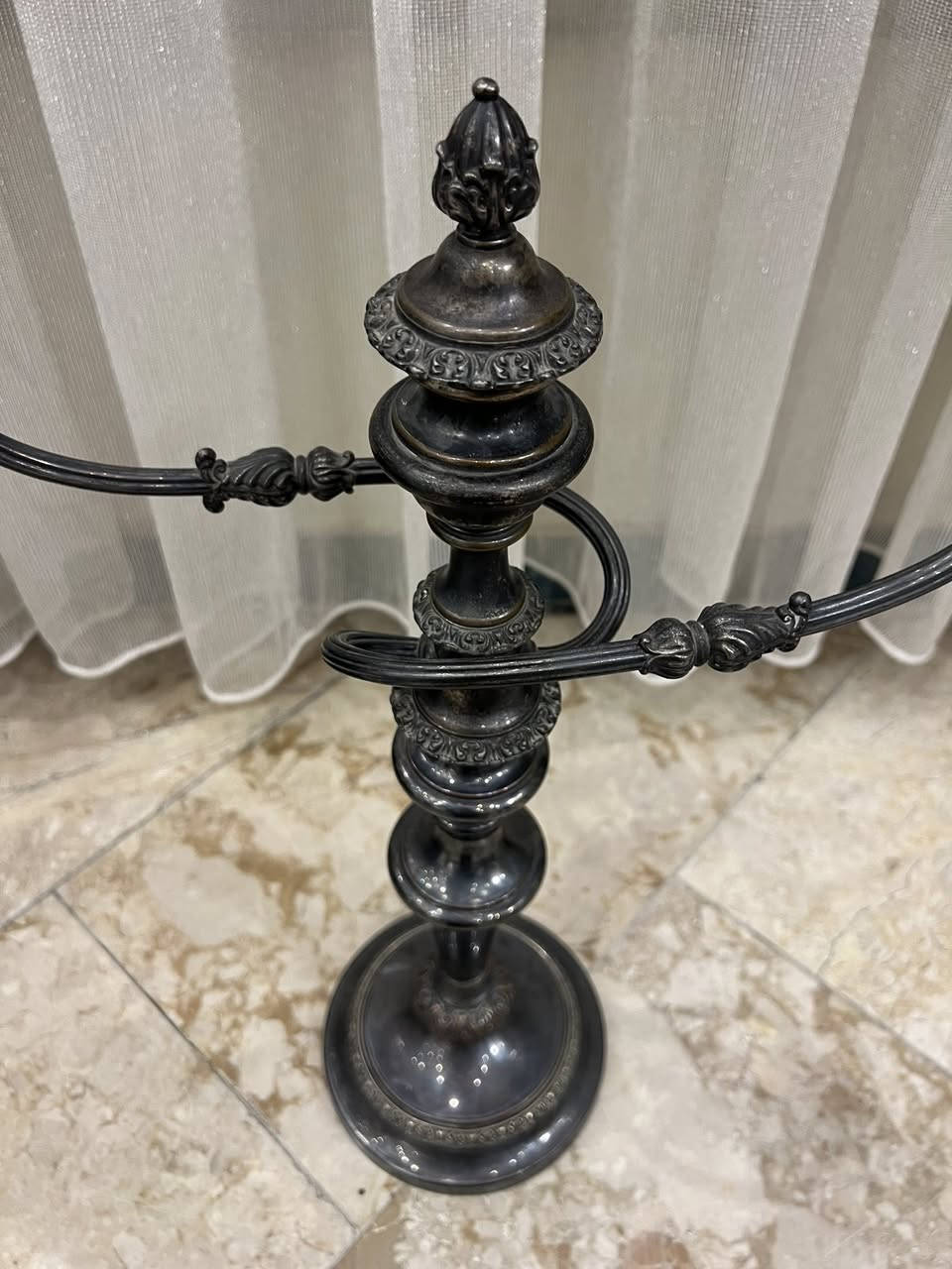 شمعدان صنع انكليزي انتيك نحاس مطلي فضة نظافة 100%
اكثر من اختيار يستخدم ثلاثي او ثنائي او تك  وزن ثقيل جدا وكبير بالحجم 
القياس الارتفاع 57 سم.
           العرض 41 سم.
واتساب ***********
