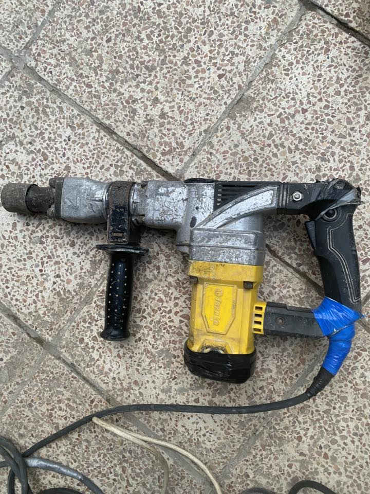 السلام عليكم دريل ديولت اصلي ودريل تازكا تشكيف مابيعهن عطل شغالات وشاحنتين ابيعهن شلع مكاني بغداد العبيدي ***********
