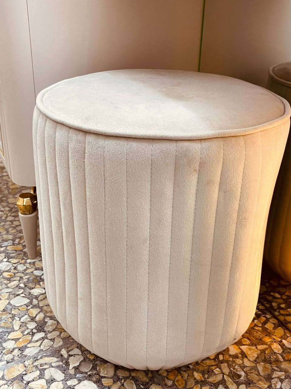 غرفة تركيه مودرن أبواب للبيع نضافه 💯 
فقط منصوبة من هوم سنتر زلغ مابيها ترهم للعرسان أصلية تكمه القويه السرير مخزن هيدروليك لمس
 للأستفسار خاص او واتساب 
***********
