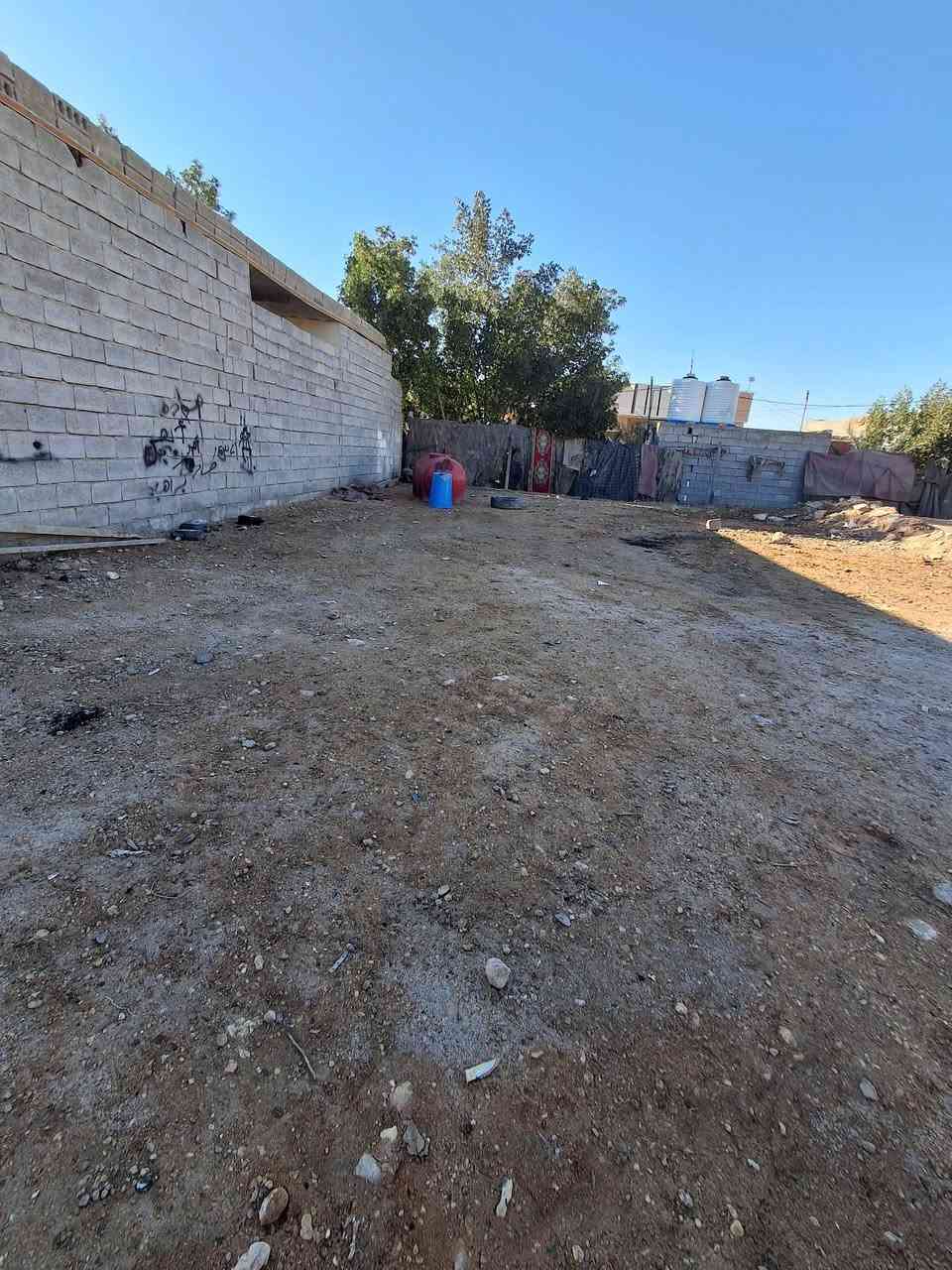 سلام عليكم قطعة ٢٠٠م للبيع متوفر جميع الخدمات مدفونة اساس مكانهة كربلاء خلف جامعة افريحة عقد ٣٥  سعر ٢١مليون تبعد عن لامام ٤كيلو للاتصال***********
