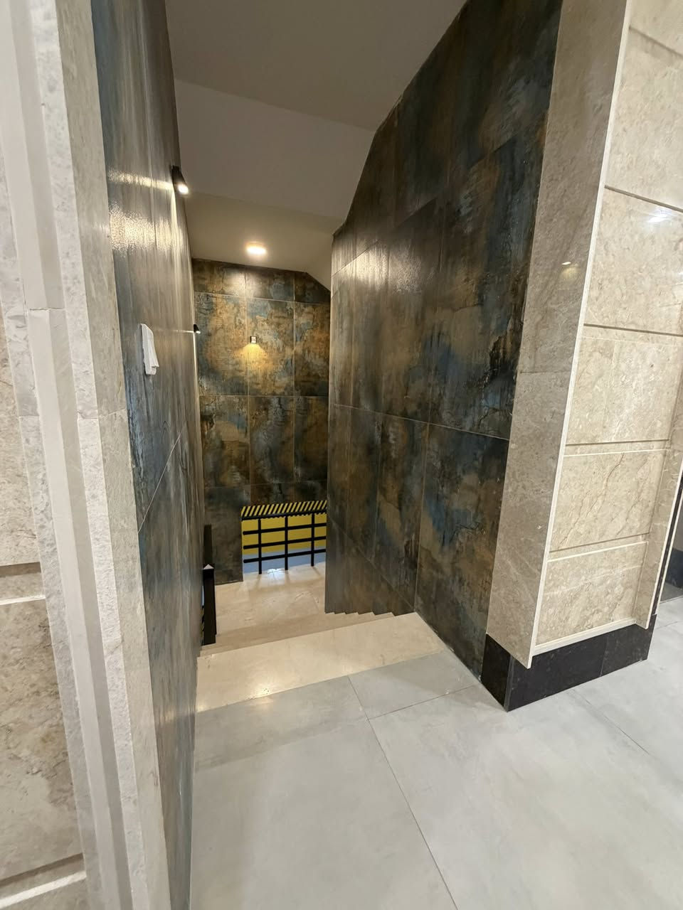 تحية طيبة

شقق ديلوكس زيرو للبيع

المساحة / 110 م

مواصفات البناية / پارك سيارات - مصاعد حديثة - منظومات حريق - أبواب ذكية - نظام سيكيورتي حديث

الطابق الأرضي 
الطابق الثالث 
الطابق السادس 

المحتويات / صالة - غرفتين نوم - مطبخ - صحيات - تدفئة وتبريد مركزي 

العنوان / الكرادة داخل - شارع اسود 

للاستفسار عن السعر وباقي التفاصيل يرجى الاتصال على الرقم التالي 

***********
***********
العادل للاستثمار والتطوير العقاري
