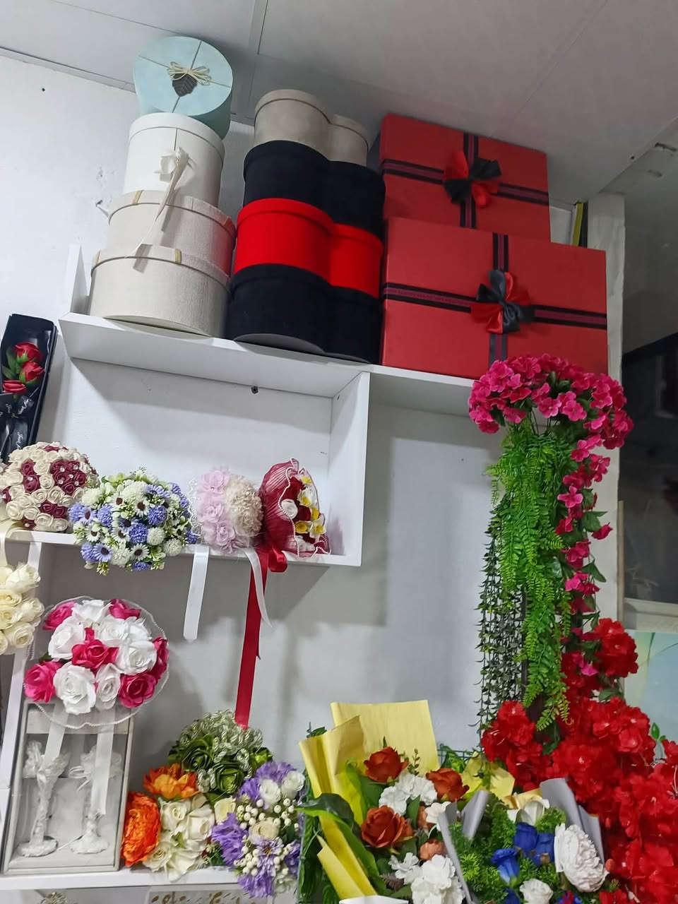 سلاو ئەم عەشیا ئەم دوکانە بۆ فرۆ شتن بە نرخی زۆر گونجاو دوکانیکە ئیش هەمیشە هەیە بازار باشە بەس لە بەر زەروریی ژیان دە فرۆشیم کی ویست مسج کات یا خۆت نامە بۆ فایبەر یان واتساب نریت ***********  ئەشیا زیاتر تیایی حلبجة, السليمانية
