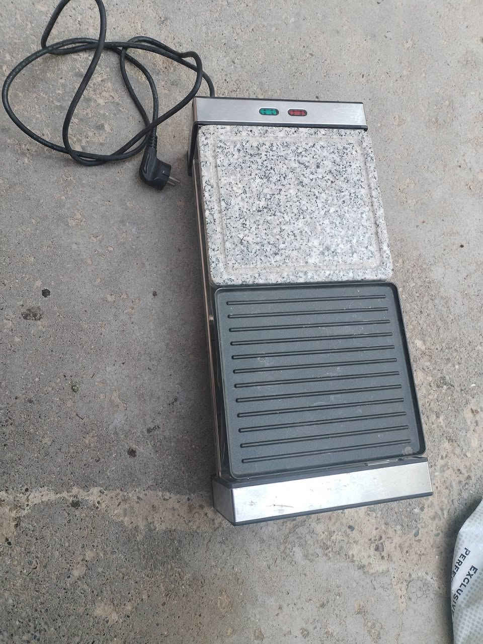 سلام عليكم طباخ نضيفف جديد بعده ما مستعمل مال ايي شيي يرهم سعره 20 وبي مجال شراي يخابر ***********
