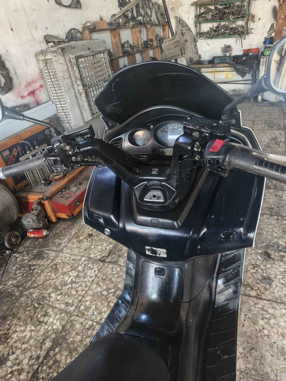 سلفر ونج مكينة  400cc مكفولة 
دراجة وفر 
جيب فيتر تفحص وتاخذ 
تايرات مامي وخلفي جديد 
كهربائيات شغالة مكفولة 
جداحة شغالة 
كلوب جنطة 
دراجة  مكينتهة تشك لكاع ☠️
دراجة عليهة دامة كاملة من كلج وقايش وخرز جديدة
بس ملاحضة عوزهة ترتيب لدوسات مالتهة  
مكاني بغداد رشاد 🔢رقم ***********
لسعر 11 ورقة وبيهة مجال
