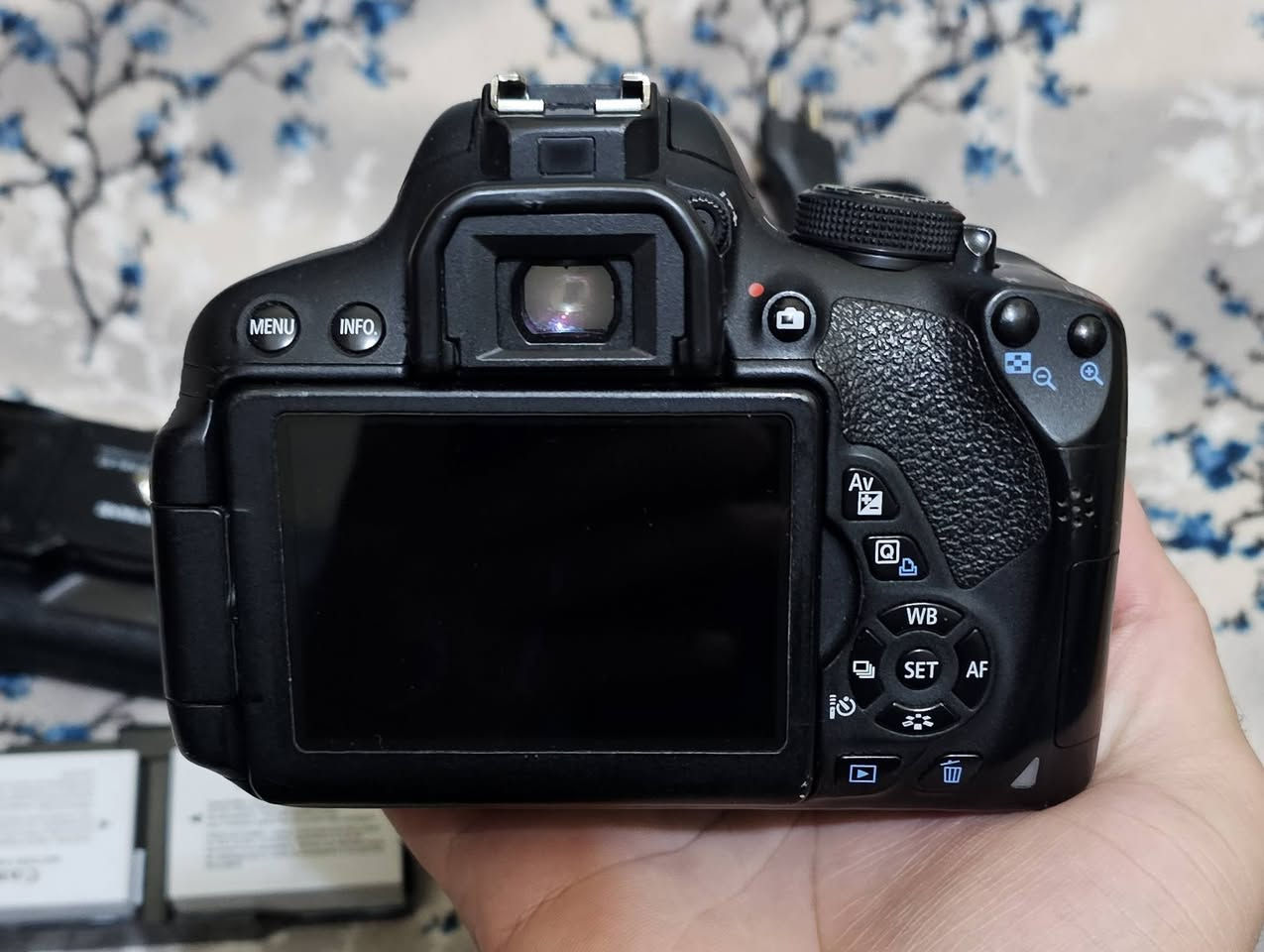 السلام عليكم 
كامرا كانون 700D مع عدسه ١٨ ٥٥ الستبلاسزر 
مع كرب حامل بطاريات 
بطاريات عدد ٢ الاصليات 
شاحنه والكيبل 
الكامرا كلش حلوه وشوفت عينك السعر ٣٥٠ الف 
للتواصل خاص او الاتصال ***********
موجود توصيل
