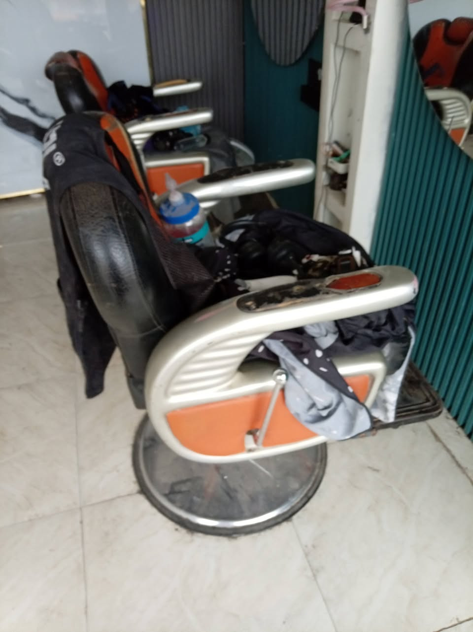 سلام عليكم محل حلاقه للبيع مع كافة المحتويات رافع قدرة ٤٠امبير كراسي حلاقه عدد ٢شغلات وكراسي جلوس عدد ٥ ومرايه مغسله ام الانارة للستفسار او التواصل خاص او على الارقام ***********
