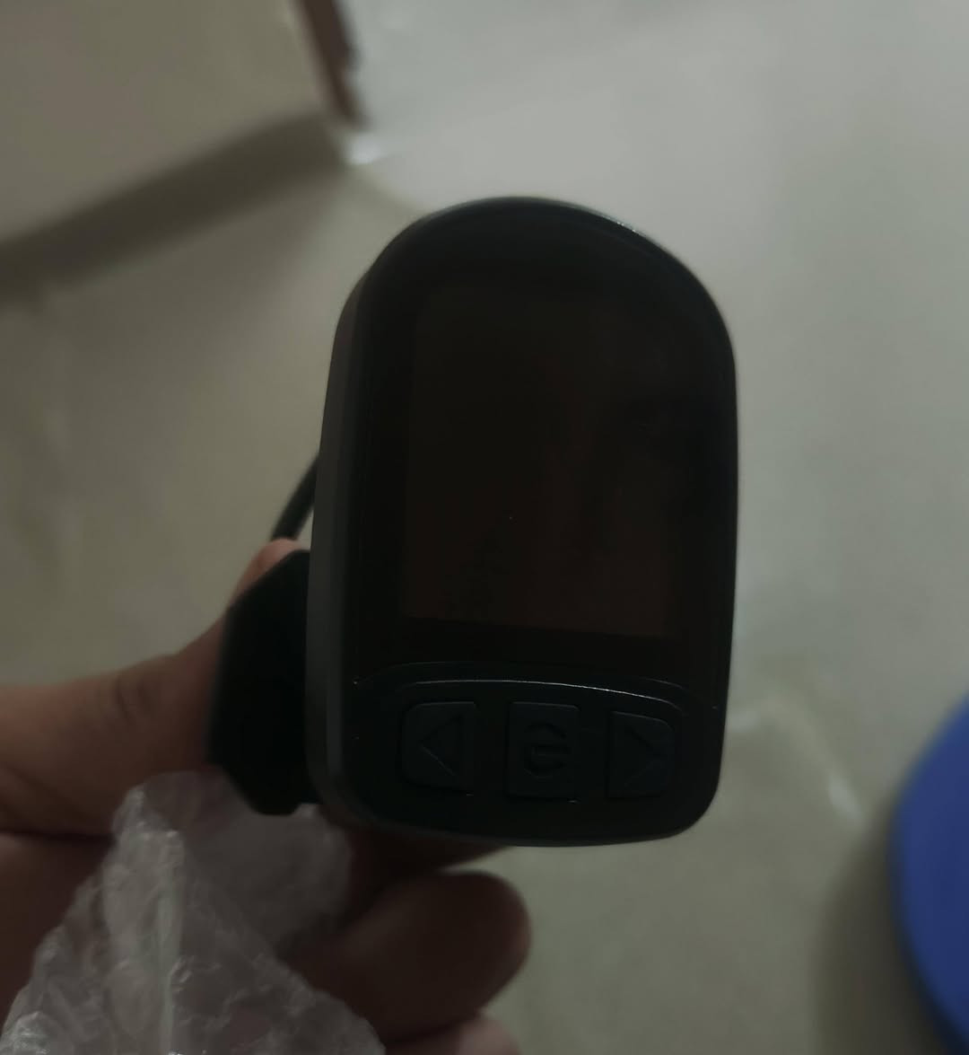 هذه هي شاشة العرض والتحكم (Dashboard) الخاصة بالسكوتر الكهربائي Kugoo G-Booster (الإصدار الجديد).إليك شرح لوظائف الأزرار الأساسية وكيفية الدخول إلى قائمة الإعدادات الداخلية (P-Settings):🔘 وظائف الأزرار الأساسيةالزر الأوسط (Power): الضغط المطول لتشغيل أو إطفاء الشاشة. والضغط القصير يتنقل بين قراءات الشاشة (المسافة المقطوعة الكلية ODO، مسافة الرحلة Trip، وغيرها).السهم العلوي (▲): لزيادة مستوى السرعة (الترس/الغيارات) أو زيادة القيم داخل الإعدادات.السهم السفلي (▼): لتقليل مستوى السرعة أو تقليل القيم داخل الإعدادات.(معلومة إضافية): في هذا الإصدار، الضغط المطول على السهم السفلي يقوم بتشغيل أو إيقاف ميزة مُثبت السرعة (Cruise Control). استفسار واتس اب ***********
