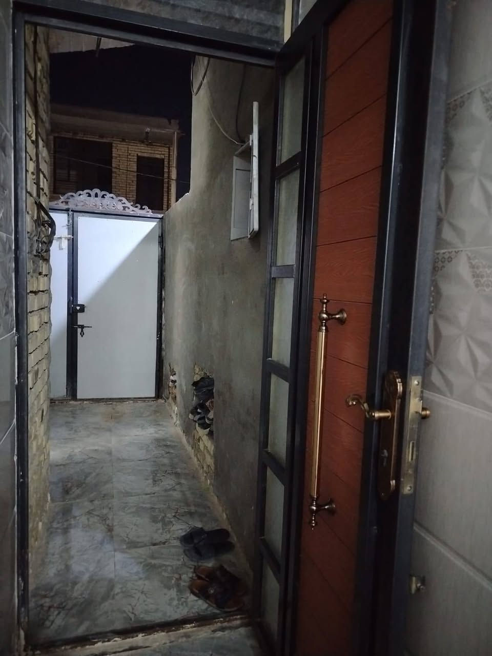 بيت للبيع طابو زراعي سند 25 شارع علوة فحل شارع قاعه الحديد  بناء جديد سيراميك للسقف اساس صب سقف صب بناء بناء طابوك تبليط وأناره وانتريت ضوئي يحتوي على غرفتين وصاله واستقبال ومطبخ وصحيات اتصال على رقم***********
السعر 47 النجف, العراق
