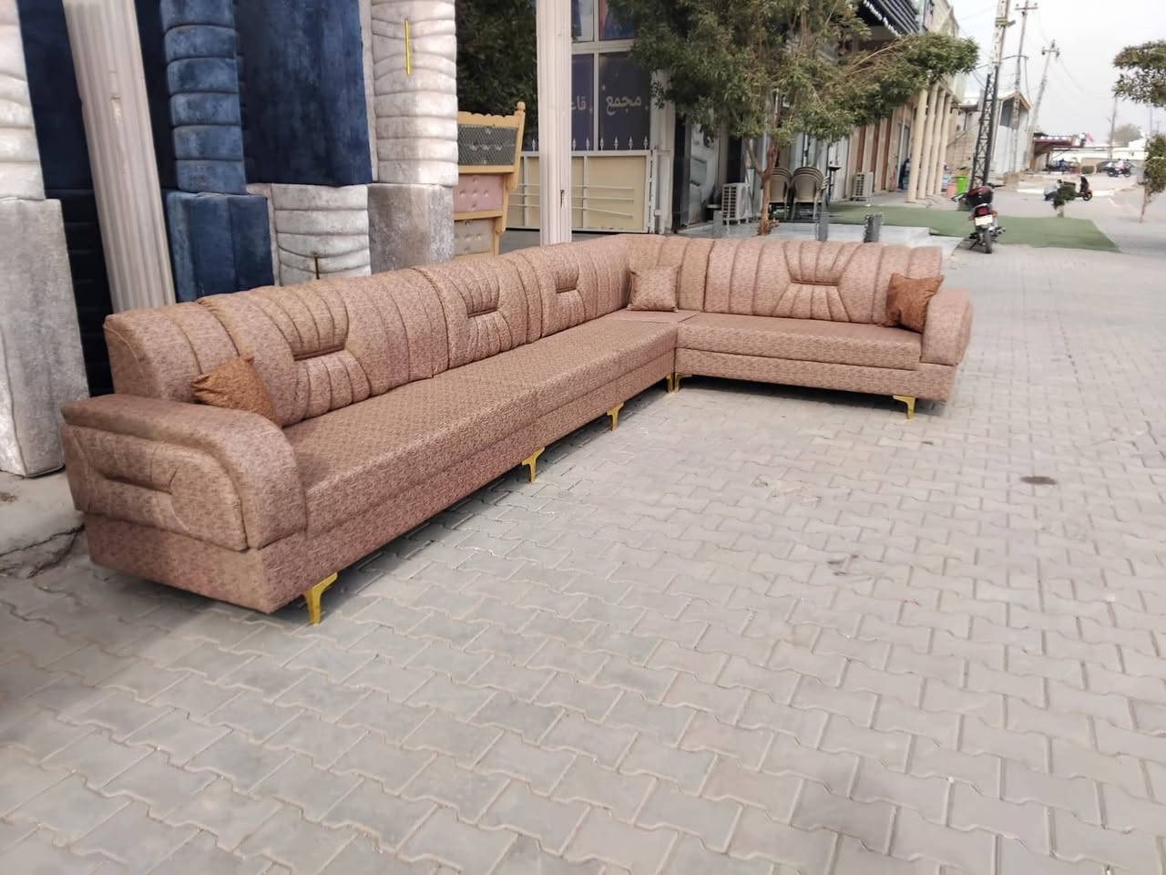 السلام عليكم 
وجبه ديوان ١١ مقاعد ٢٢ جديد شغل بلوك اسود سعر ٣٥٠ و ٣٧٥ 
مكان بعقوبه شارع تحرير بهرز مجاور قاعات بيانو مقابيل مستشفى الحياه استفسار *********** يوجد خدمه توصيل
