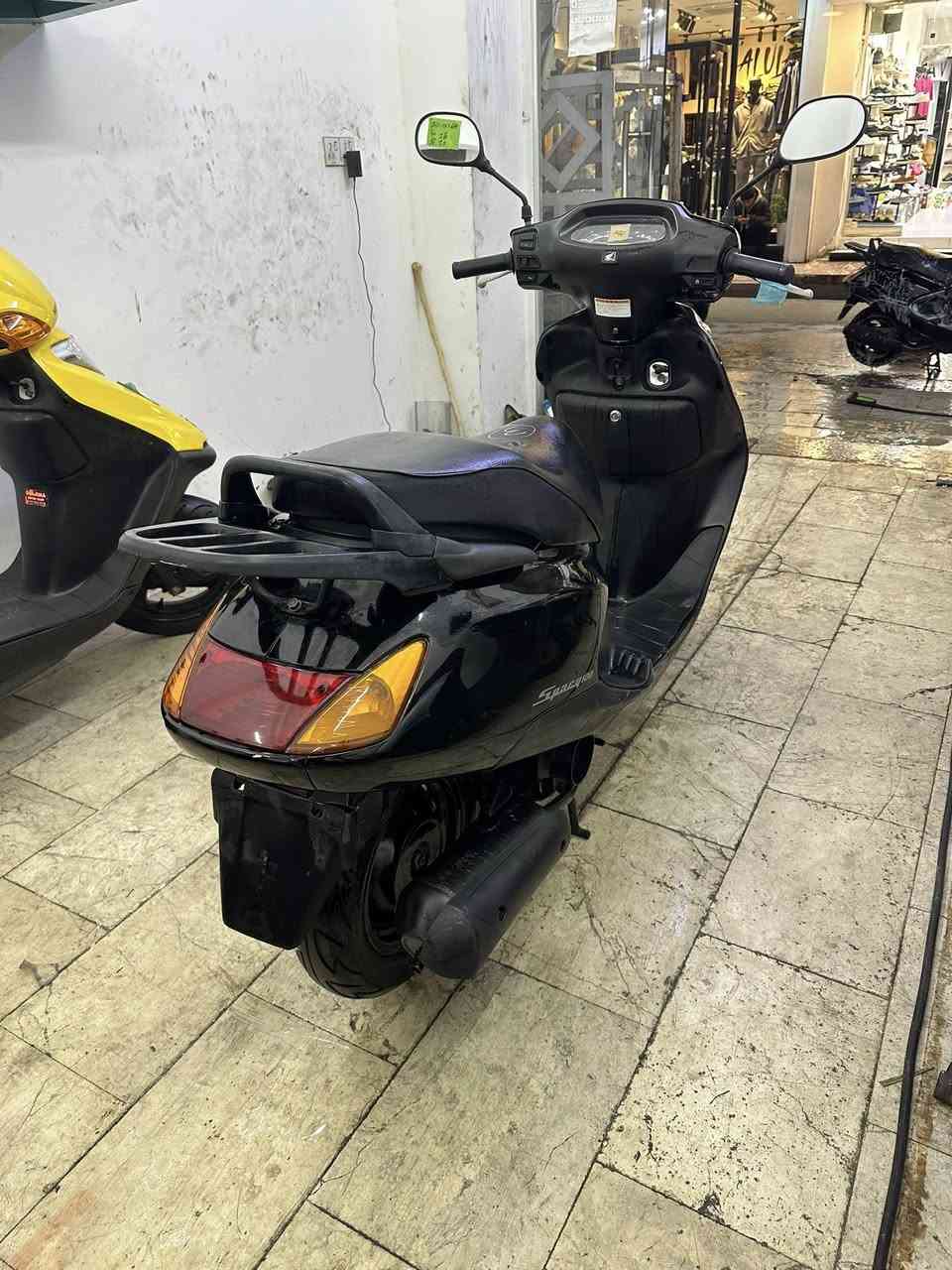 #السلام_عليكم_أخوتي_الغوالي 
#الوجبه_الجديدة
#مال_مزاد_شرط_رمبه 
# هوندا سبيسي ياباني أصلي 🇯🇵👍
 #شرط الضمان 💯💯
#بعده بحالة الوكاله فول نظافه مكفول 
#نظافه فول 💯💯👍 
#اللون أسوود 

البيع نقد والأقساط 👉
مصرف الرافدين فقط👉
مواظف ومنتسب ومتقاعد و الوريث 👉
استقطاع الاكتروني بدون مقدمه👉

#مكاني كوت المشروع شارع ميكانو 👉
***********☎️
***********☎️
أخوكم سيد محمد
