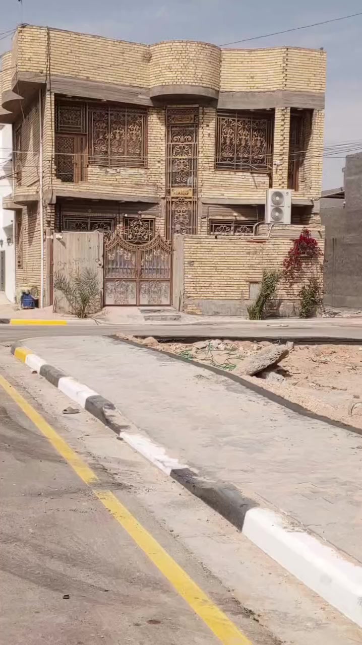 دار للبيع في حي الميلاد مقابل مجمع درة كربلاء شارع 15 المساحه 100 متر ركن مربع طابقين يحتوي على غرفة نوم 3 واستقبال وصالة ومطبخ وصحيات عدد 3 للاستفسار الاتصال على رقم ***********
