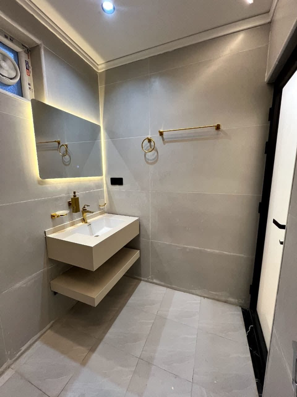 السلام عليكم
للبيع مشتملات  مساحه 

100متر. 5في 20 

يتكون المشتمل بنضام   طابقين 

استقبال معزول ومدخل 

3غرف نوم  مطبخ وصاله 

صحيات في كل طابق 

موقع الدار

 حي الجهاد مربع الا مانه قرب كاتب عدل

للستفسار  

***********
