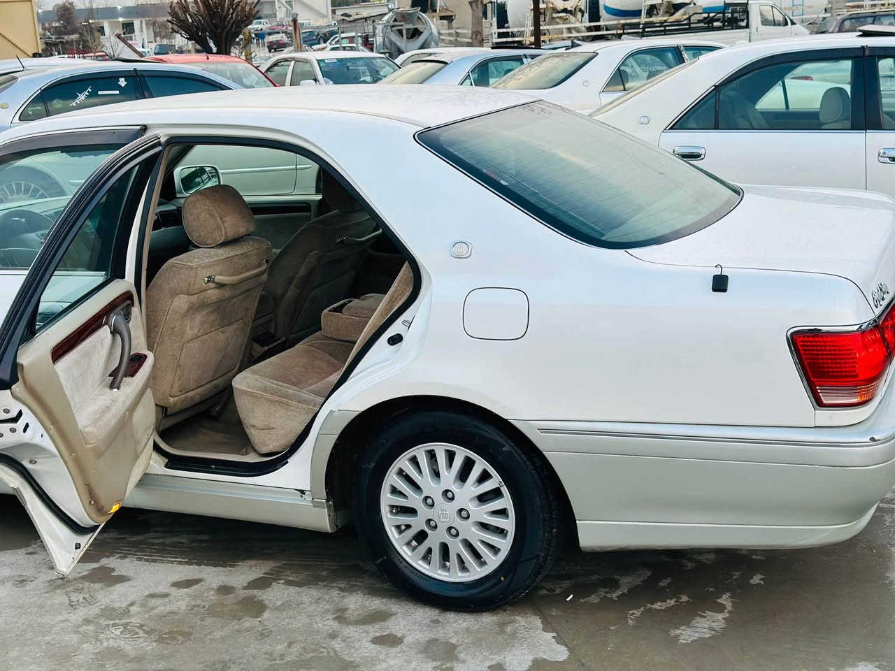 مەلیلە ساغ ساغ 
قەپات مواسەفات بێ سڵاید
٤ دوگمە سەلاجە پەردە مەرکەزی گێچ ئەلیکترۆنی
دوپارچەی بۆیاخی ئەوروپایە بی دەعمولیدراو
گێڕ و مەکینەو کارەبای بە شەرت
قوفڵی ٥١ گەڵا
*********** Singapore
