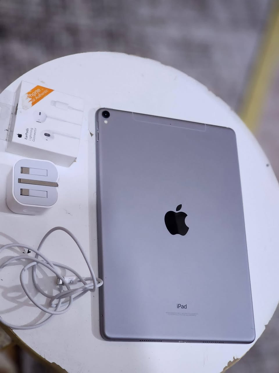 ايباد برو 10ذاكره250 نضيف وبل ببجي يخبل مابيه اي عطل سعره 230مجال بيه حك جيه مكاني البياع ***********
