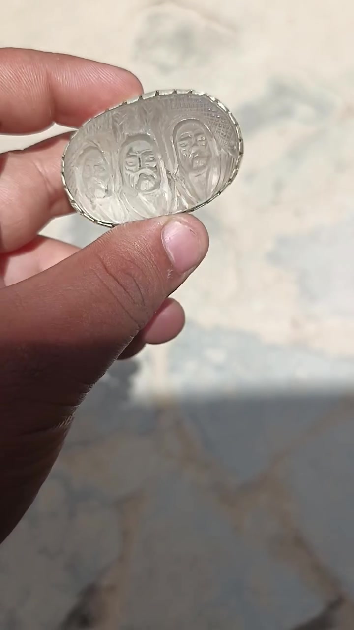 السلام عليكم اخوان دور نجف اصلي بالذمه منحوط صور الائمه
صياغه يدويه ثقيله عيار 1000 بيع ومراوسه التواصل على الواتساب ***********
