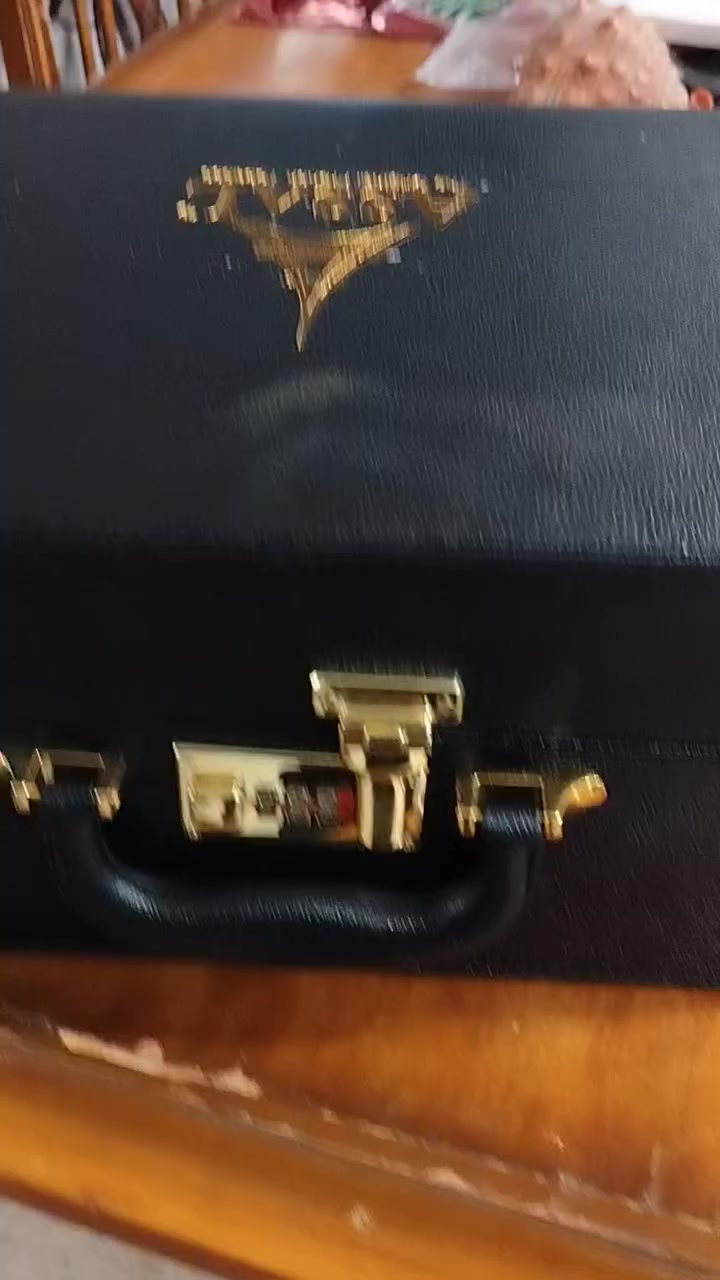 سلام عليكم طلعتلي حقيبة دبلوماسية بكولتي عالي بيها نركيله زجاجية باقي التفاصيل بل مقطع طلعتلي اكثر من قطعة سعرها 50الف   .***********
