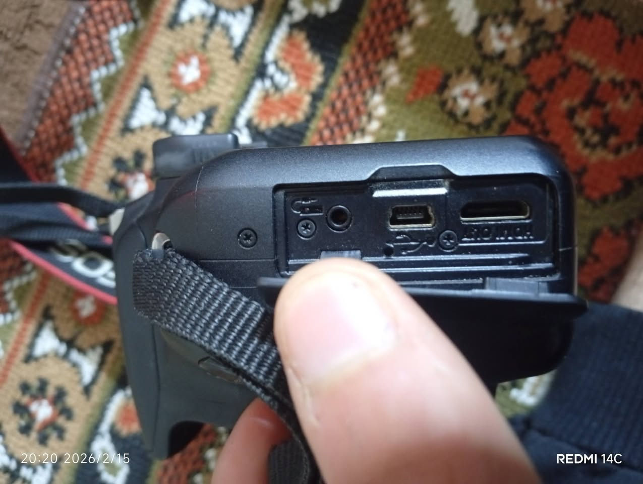 السلام عليكم ورحمه الله وبركاته
اخوان كامره للبيع
أسم الكامره : Canon
جميع الملحقات : بطاريه_ شاحن _تحويله _ جنطه _قبق عدسه 
تدعم Wi_Fi.          وتدعم النقل وايرليس       تدعم HD        تدعم الفيديو مع صوت نقي واضح       وبيها هواي مودات ومواصفات 
زوم EFS   18_55mm  مع رام كامره 
للأستفسار رقم الهاتف : ***********  المكان ميسان_عماره_حي الغدير
