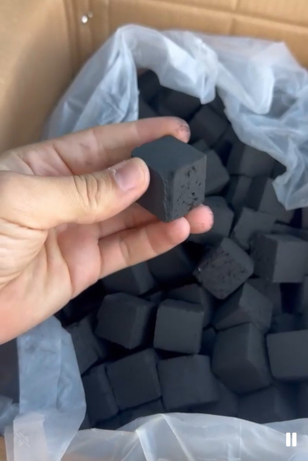 عدنا فحم جيد بجودة عالية يستخدم للشواء والتدفئة. مكعبات الفحم مضغوطة ومتينة، تضمن احتراق طويل وحرارة ثابتة لفترة طويلة. مناسب للاستخدامات المنزلية والتجارية.