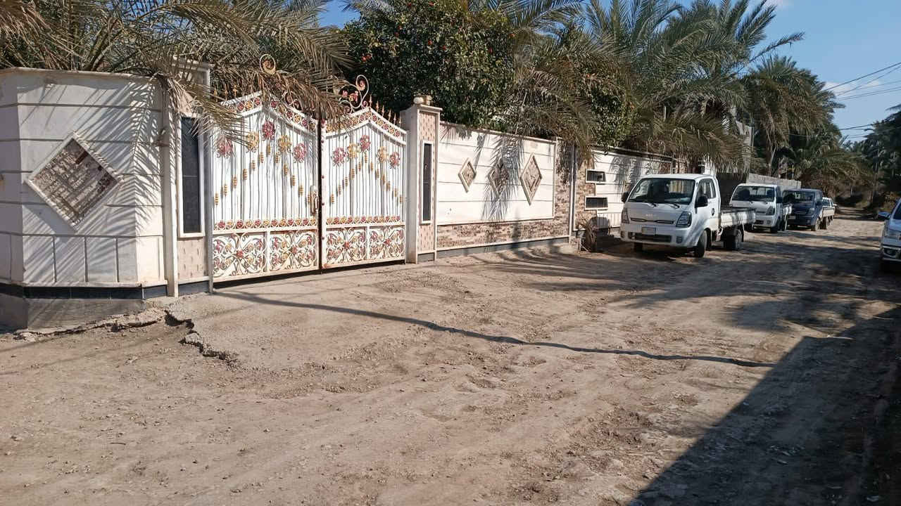 بيت للبيع مساحه 700متر ملك صرف مع أثاثه ومع شاطيه 500 متر ومع احواض سمك مع نخل مكتوم  حله سياحي جمعيات السعر 270 وبي مجال ***********
