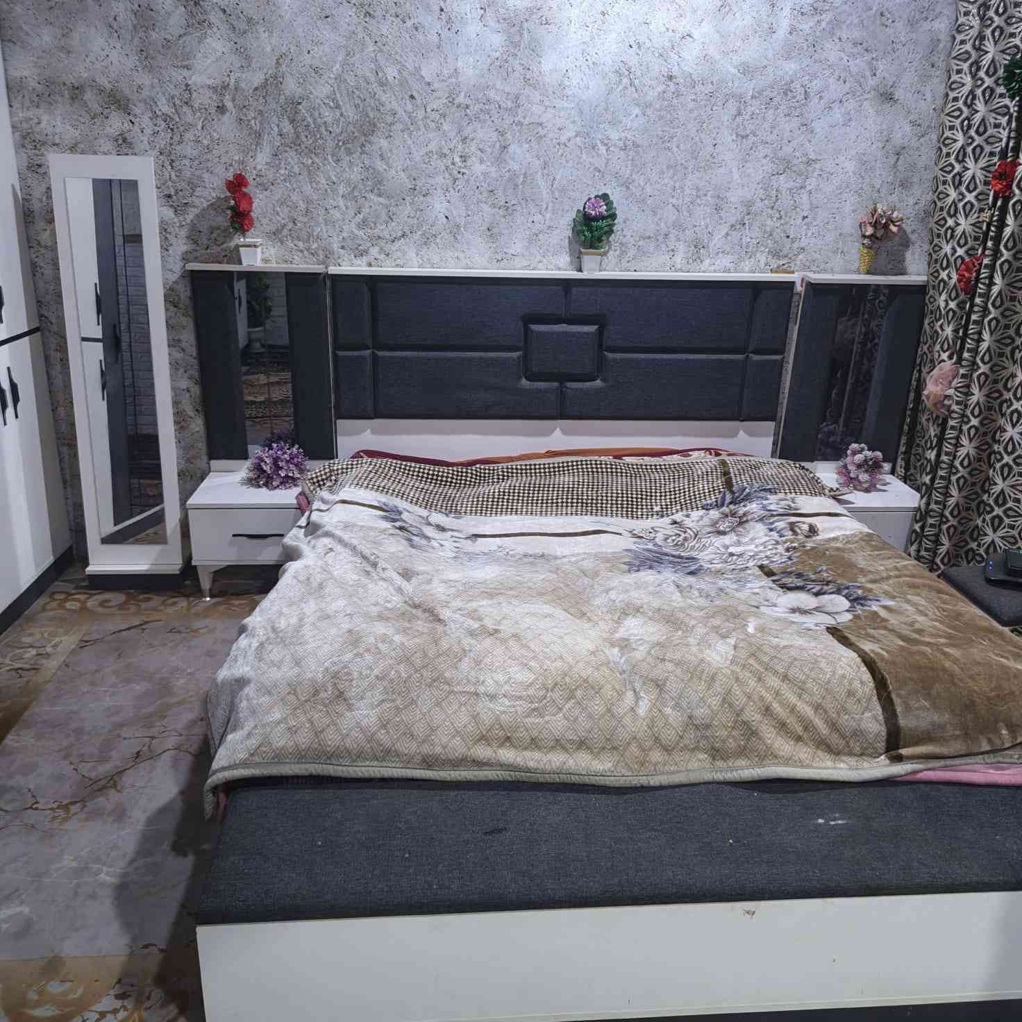 غرفه جديده ستعمال قليل 8بيبان تسع قطع زلغه مابيه ب800وبيه مجال جوه السوك متوازي عله بيعته مكاني ديوانيه ***********
