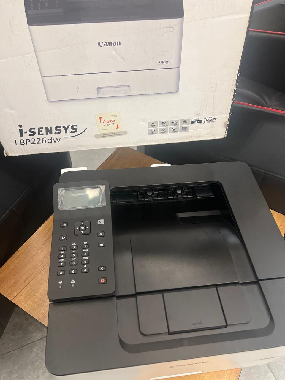 طابعة للبيع

Canon i-SENSYS LBP226dw

المواصفات الرئيسية 

* نوع الطباعة: ليزر أبيض وأسود

* سرعة الطباعة: حتى 38–40 صفحة بالدقيقة

* الدقة: ‎600 × 600 dpi‎ مع تحسين حتى ‎1200 × 1200 dpi‎

* الطباعة المزدوجة: أوتوماتيك (Duplex)

* الشبكة: LAN + Wi-Fi + Wi-Fi Direct

* الطباعة من الهاتف: AirPrint / Mopria / Canon PRINT Business

* المنافذ: USB 2.0 + Ethernet

* سعة الورق: 250 ورقة + درج يدوي 100 ورقة

* الحد الأقصى للسعة: حتى 900 ورقة

* الشاشة: LCD خمس أسطر

* الذاكرة: 1GB

* اللغات المدعومة: UFR II / PCL6 / Adobe PostScript

* الخراطيش: Canon 057 و Canon 057H

* الاستخدام الشهري الموصى به: 750 – 4000 صفحة

* الحد الأقصى الشهري: حتى 80,000 صفحة

* الأبعاد: ‎401 × 373 × 250 mm‎

* الوزن: حوالي 8.8 – 9.5 كغم

مناسبة للأعمال المكتبية والطباعة الكثيفة مع دعم كامل للطباعة عبر الشبكة والهواتف الذكية.

السعر 250،000


**إذا كنت صاحب هذا الإعلان وتريد حذفه لأي سبب، رجاءا أرسل رسالة إلى الدعم الفني**