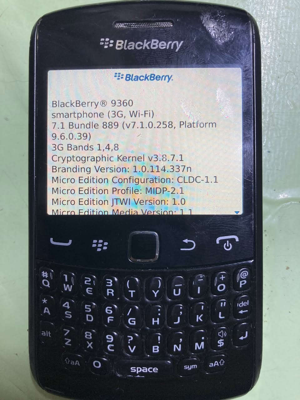 موبايل بلاك بيري 9360 للبيع مستعمل   )
المواصفات 

الرام : 8BG
الشاشة : تعمل  
اللمس :لايدعم  
البلوتوث : يعمل 
واي فاي : يعمل 
البطارية : جيدة   
الشاحن :   كلاكسي عادي  
كامرة  الخلفية : تعمل
الصوت : يعمل
اللغة : اللغة الانكليزية فقط 
سيم كارت واحد 
إمكانية اضافة رام خارجي   
نظام التشغيل :  بلاك بيري   
الجهاز بدون ملحقات 
الاضرار :  وجود خدوش بسيطة  

السعر ٢٥  الف  دينار 
الاتصال واتساب : ***********  
بغداد شارع فلسطين ساحة الموال
