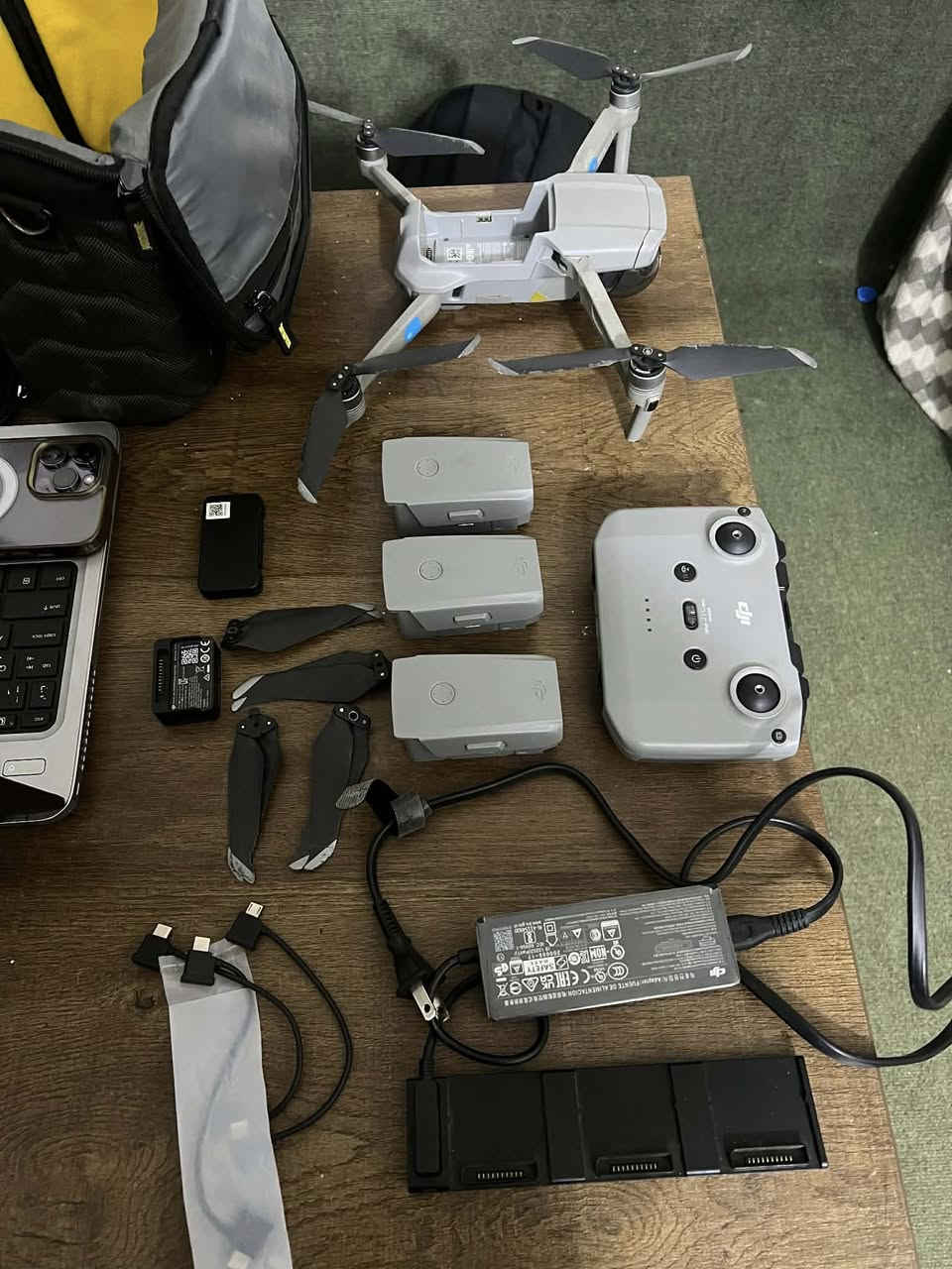 مافك اير 2
وياه 3 بطاريات 
الارتفاع 500 متر 
المده 10 كيلوات 
وياه جنطه وشاحنه وريش احتياط 
وفلاشات كامره عدد 3
استخدام شخصي 
نظامه 3 سرعات
***********
