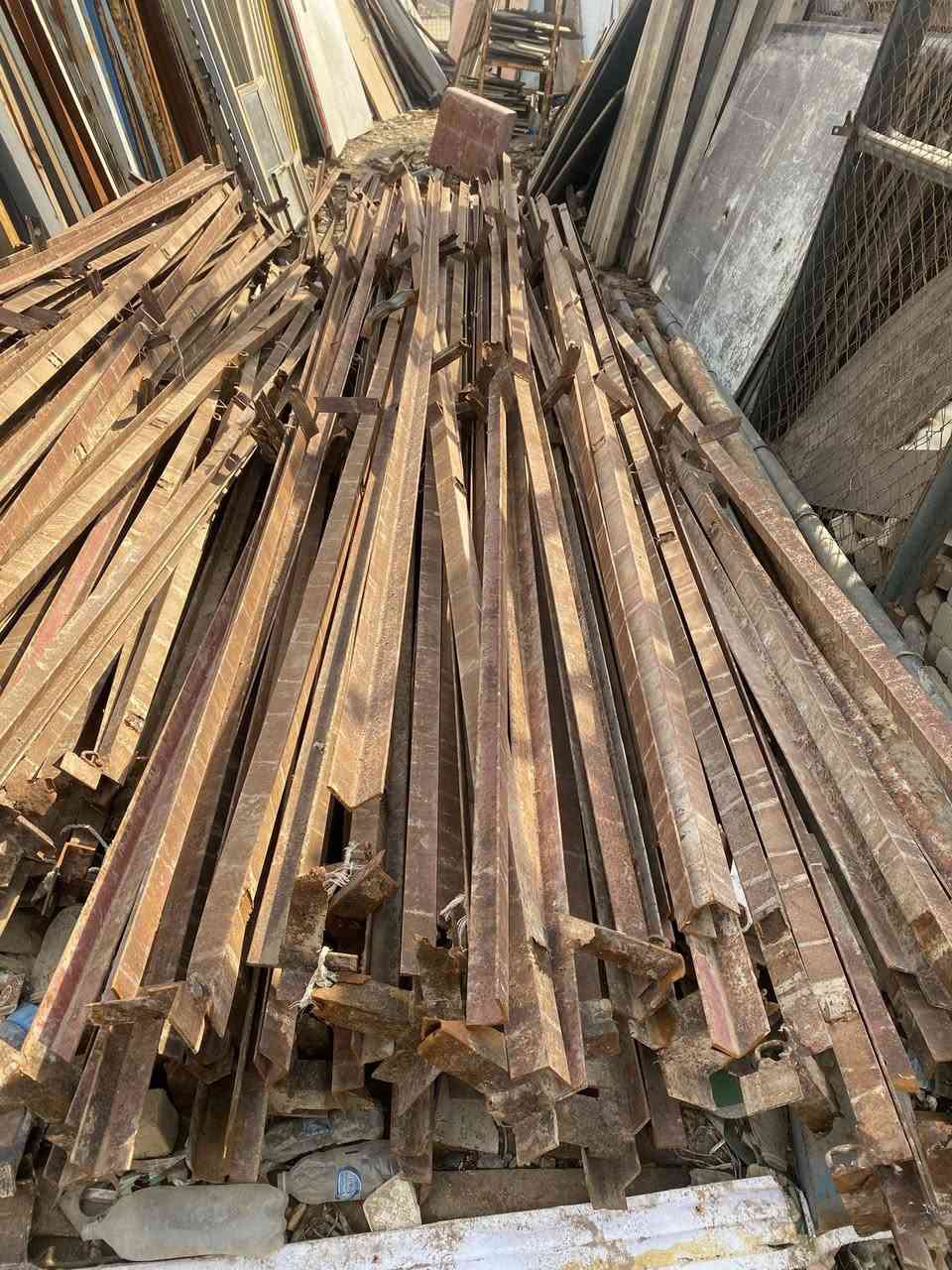 سلام عليكم زوايا للبيع الطول 6م و 4م (6ملم)  ام الانجين العدد 1200م المكان بغداد للاستفسار  ***********
