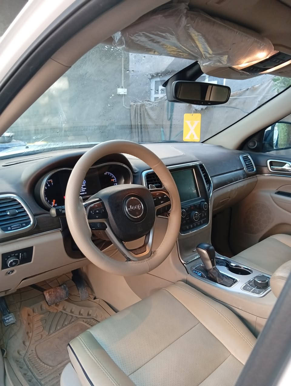 السلام عليكم
جيب جراند شيروكي موديل 21مرمز اصل 18
رقم بغداد لون ابيض لمتدد فول الاخير حادث قطعتين جاملغ والبنيد تحديثالمواصفات 
1-فتحة سقف طكتين
2-شاشة كبيرة
3-تحكم ستيرن جهتين
4-شفتات
5-مخرج اواكس+يوبي اس+رام 
6-بصمه وبصمة ابواب
7-كشنات جلد بيجي
8- كشنات كهربائة تدفئة تبريد
9-تبريد قطعتين 
وبعد هواي مواصفات السعر 195وبيها مجال حك الجية للاستفسار *********** واتساب مكاني بابل ابو تقى
