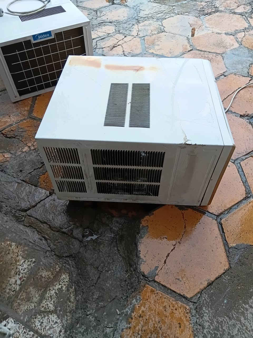 السلام عليكم. مكيفات للبيع العدد ٤   /٣ قطع نوع ميديا وواحد نوع توسوت مستعملات موسم واحد تدفئة تبريد حجم ٢ طن نظيفات جدا سعر الواحد ٣٥٠ مع مجال قليل جدا شرط الفحص الاتصال واتساب ***********
