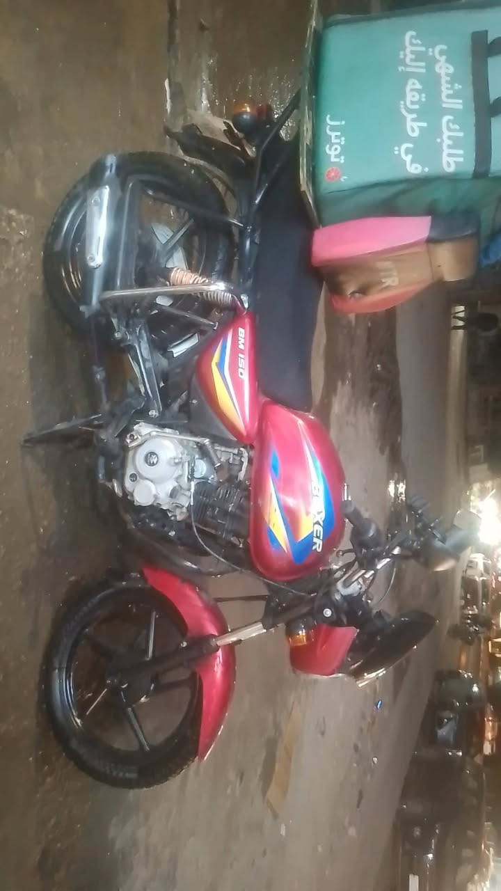 السلام عليكم دراجه بوكسر موديل 22 برقمه سنويه رقمها بغداد للبيع الدراجه مقفوله اي نقص ما بيها ما عدا صفاحيه مال باتري سلف كل شيء شغال بيها كهربائيات كلها كامله مكمله سعر مليون 700 حيل مستعجل***********
