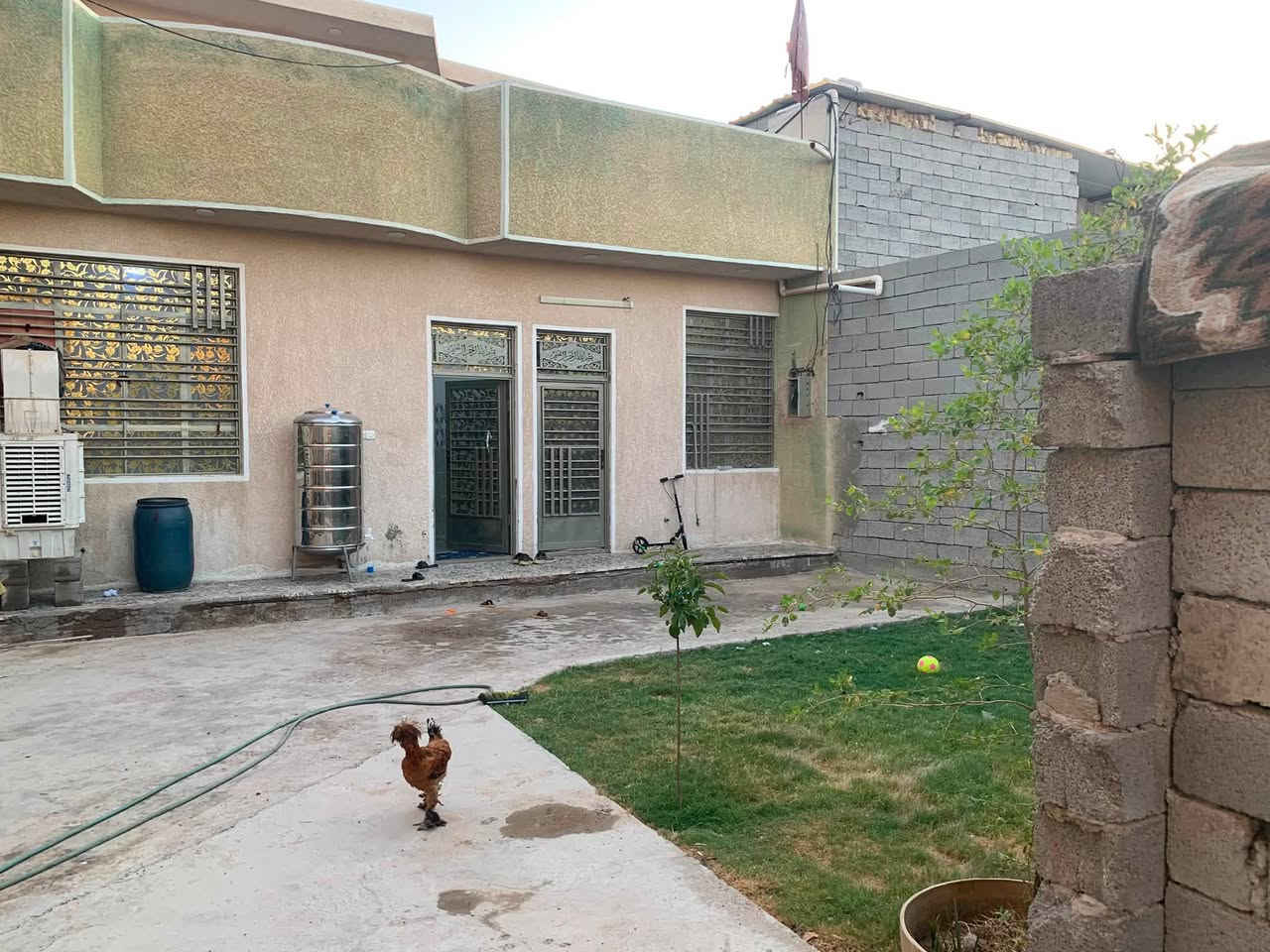 ‏سلام عليكم بيت للبيع مساحة 250 بحي سلام  نوع العقار سند اصفر قريب على ابو راحاب يحتوي غرف نوم اثنين استقبال مطبخ هول بناء جديد 2025 طابق ونص  سعره على خاص ***********
