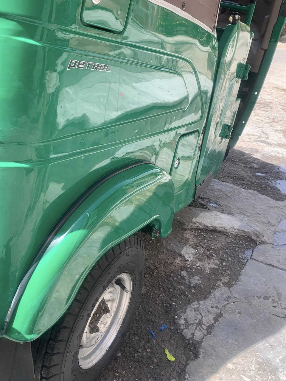 السلام عليكم
تكتك موديل 22شهر 8 للبيع 
محرك اكسل كهربائيات كفالة 
ظربة بسيطة بلغد مرجعهة ع لبارد 
مكاني تقاطع درويش المعالف 
***********
