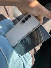 Samsung Galaxy Z Fold4جهاز مكفول من كلشي ذاكره 256بس مشكلته لشاشه لكبي...