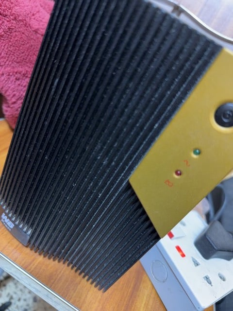 جهاز UPS يو بي اس  
* القدرة: 1500VA / 900W
* بيه:
    * AVR لتثبيت الفولت
    * حماية من ارتفاع الفولت والذبذبات
    * بطارية احتياطية Backup
    * Auto restart
    * Simulated sine wave
تگدر توضحلي شنو موديل الـUPS بالضبط وكم مدة الاستخدام؟ وهل البطارية الأصلية بعدّها زينة لو متبدلة؟: 
الجهاز من الفئة الاقتصادية صيني المنشا استخدم لمدة سنة كاملة وكل الي بي اصلي ما تبدل اي شي بي 
هل الجهاز عليه أي عطل أو ملاحظة، مثل ضعف بالبطارية، صوت عالي، أو مشاكل بالشحن/فصل الكهرباء؟: 
لا توجد اي اعطال الجهاز استخدام قليل وفقط للبلي كنت خاله وبعدين لتلفزيون 
وين موقعك بالضبط حتى أضيفه بالإعلان، وهل ممكن الاستلام وجهًا لوجه وتجربة قبل الشراء؟: 
موقعي المثنى - السماوة ،الاستلام يكون وجهاً لوجه اما تجربة فلا يفحصه ويشوفه 
هل بعده بكرتونه الأصلي وكل الملحقات موجودة؟ وإذا تريد، شكد السعر النهائي أو قابل للمناغشة؟: 
كارتونه موجود وما وياه ملحقات اضافية من الشركة مالته