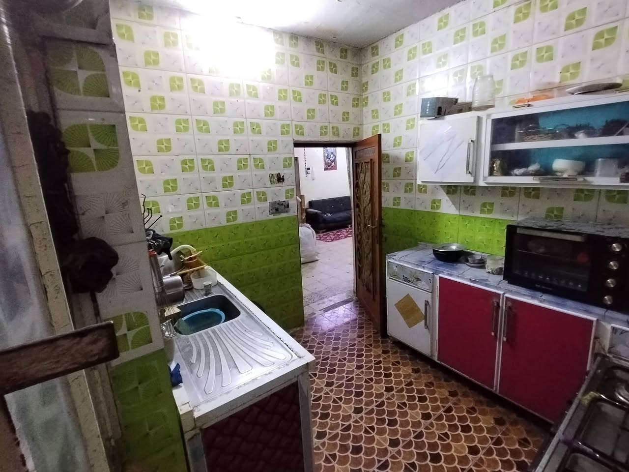 السلام عليكم ورحمة الله دار للبيع طابو صرف ١٥٠ متر طابقين اول بيت بصف الركن على شارع ٢٠ متر وشارعه ١٠ متر عالي عن الشارع خدمات كامله مجاري واصلة للبيت باقي فقط تبليط ينباع تفليش بسعر قطعة علما بأن البيت بحاله جيدة صالح للسكن بس بناء قديم  السعر ٨٩ قابل للتفاوض للاستفسار الاتصال على الرقم ***********
