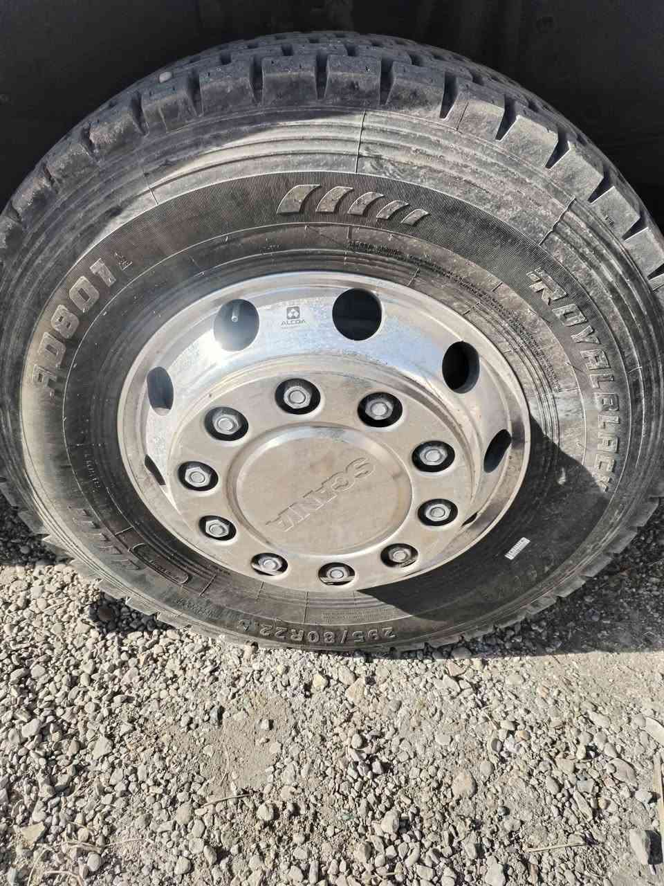 تايرات 22 على 295 هنه وياله فافون ١٠ وياله للبيع سعرهن 13 ورقه مكان البصره الاستفسار ***********
