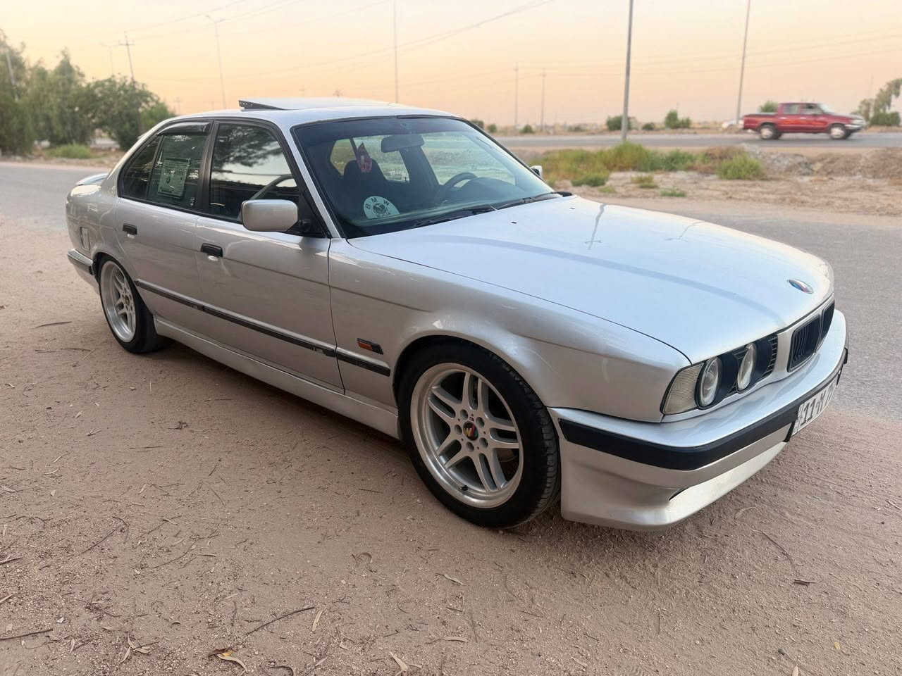 سلام عليكم اخوان
فتحة.. 
٥٤٠ موديل ٩٤ اصل... ٤٠
مكينه كير جدد..
داخل جلد كهرباء..
كت ام بلاستك..
ويل ام اصلي
كهربائيات كلهه شغاله...
حداديه جديدة...
مصبوغه عام للجماليه...
سياره اصل ٤٠ بليتة وسنويه....
رقم بغداد سنويه لل٣١
*********** مكانه حله
وني الممنون
